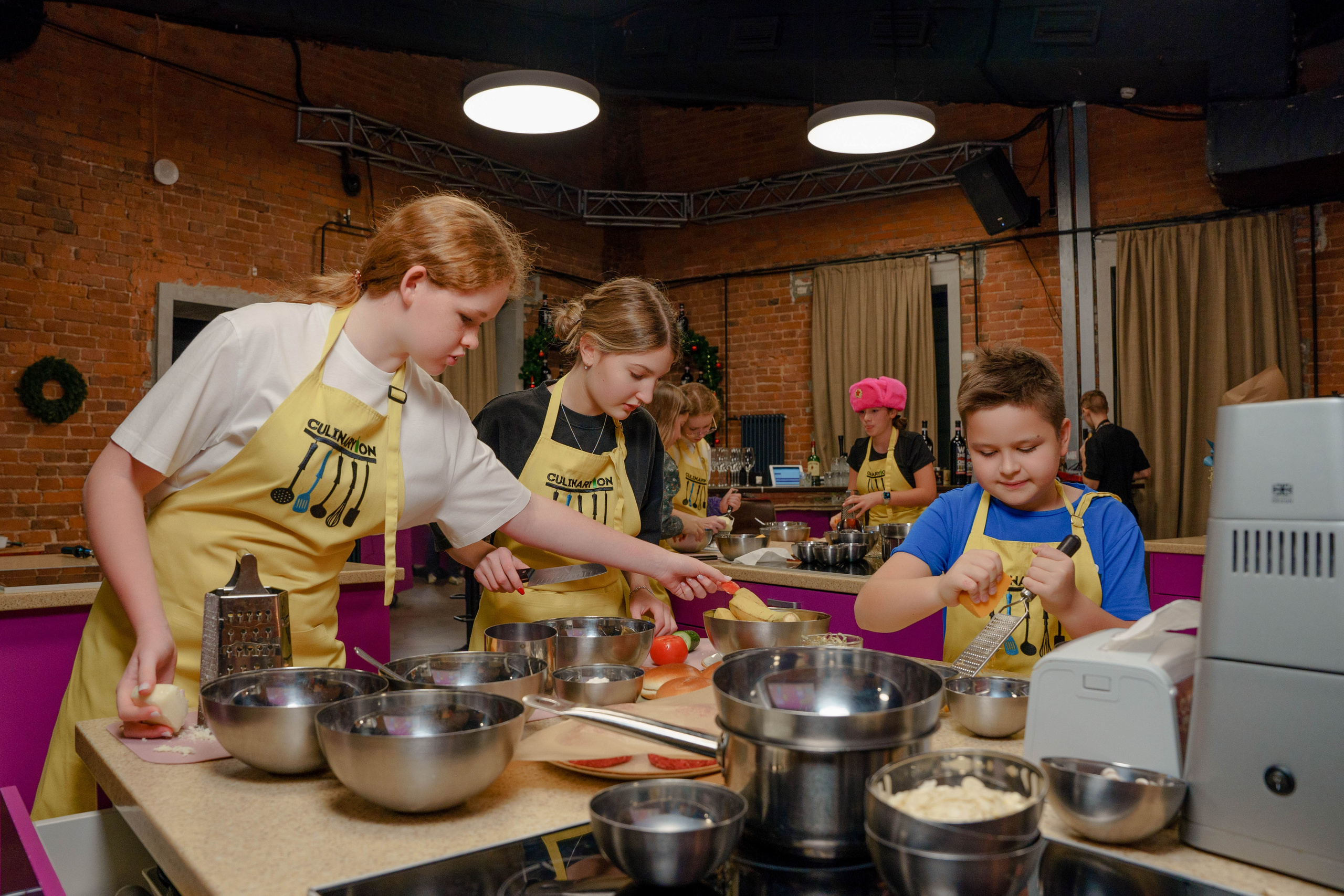 Фотограф на день рождения в кулинарной студии. Репортажный фотограф Москва Сергей Дружинин