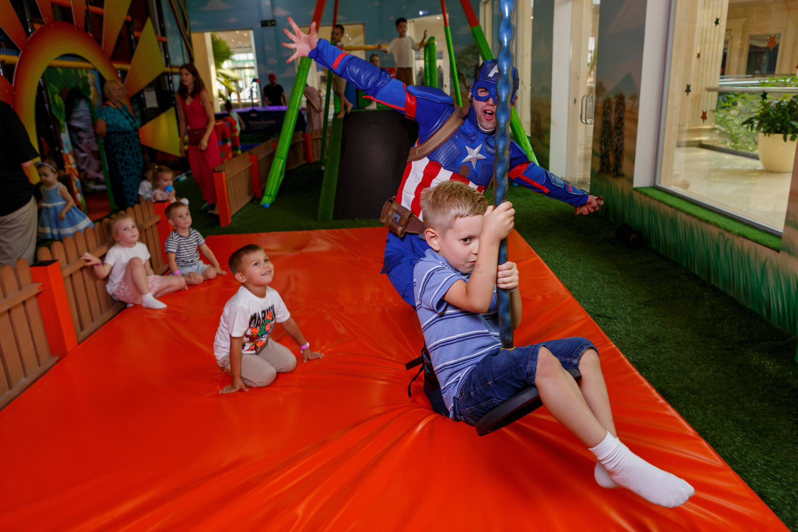 Фотограф на детский день рождения в Москве в детском центре. Репортажный фотограф Москва Сергей Дружинин
