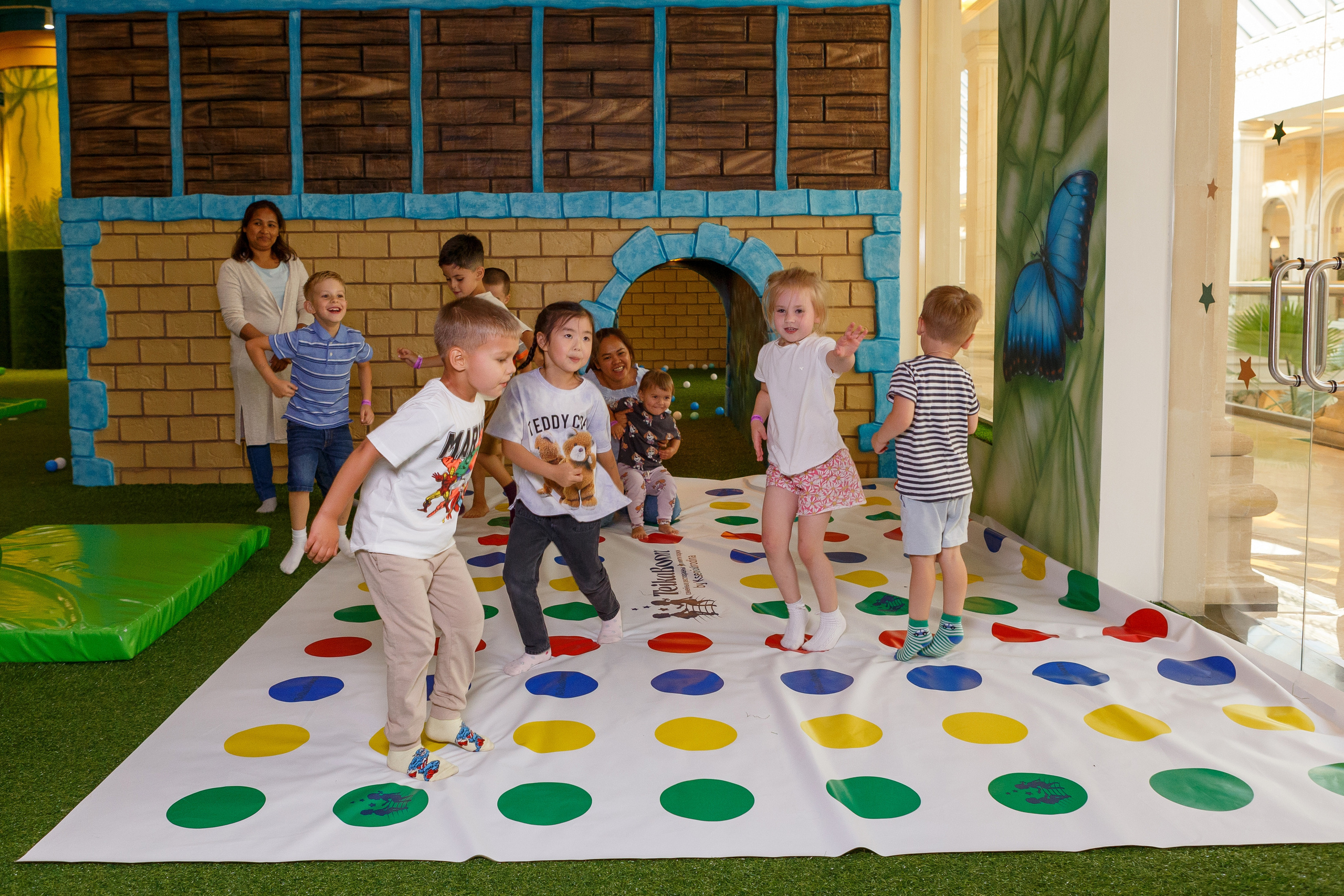 Фотограф на детский день рождения в Москве в детском центре. Репортажный фотограф Москва Сергей Дружинин