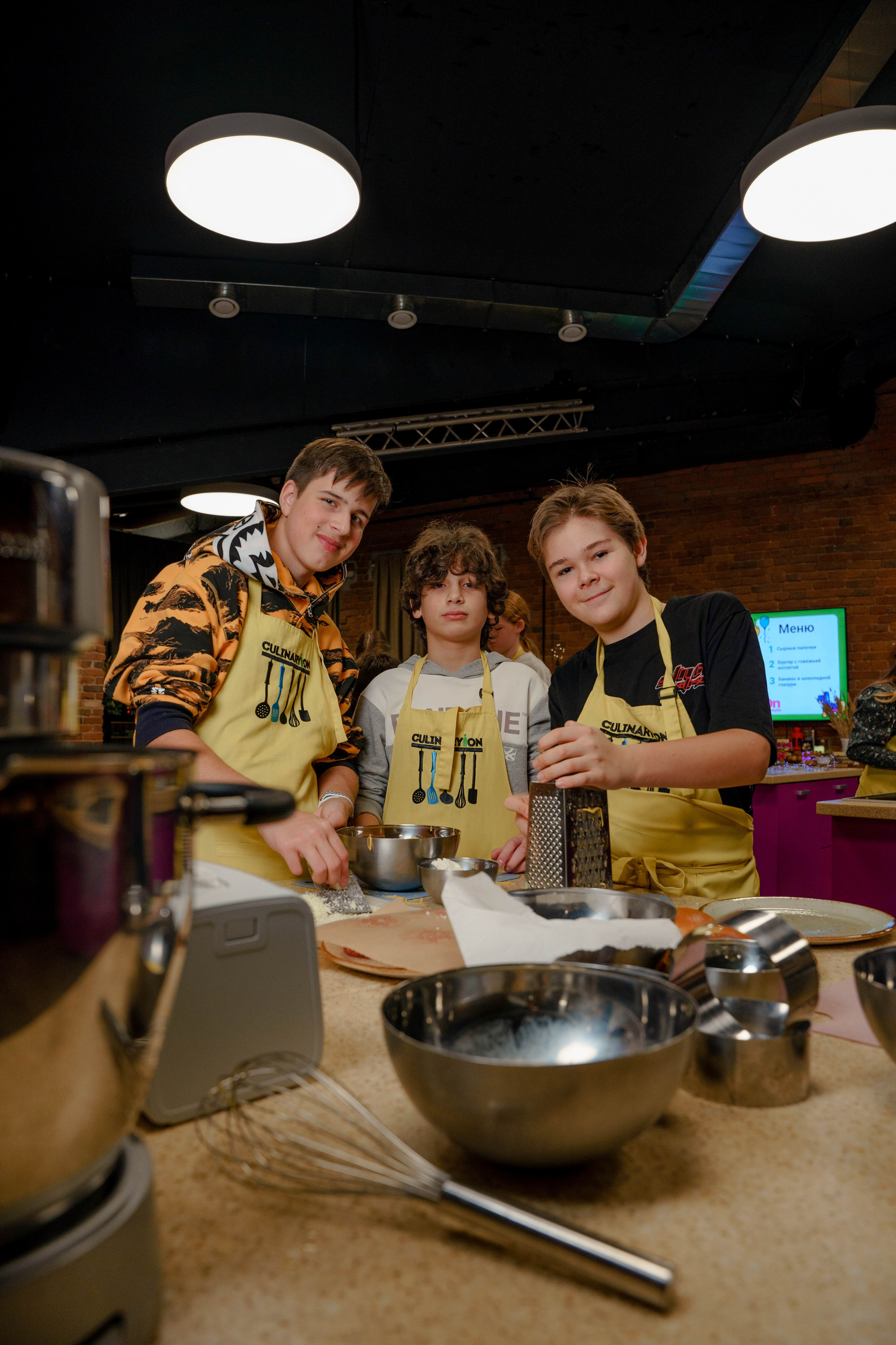 Фотограф на день рождения в кулинарной студии. Репортажный фотограф Москва Сергей Дружинин