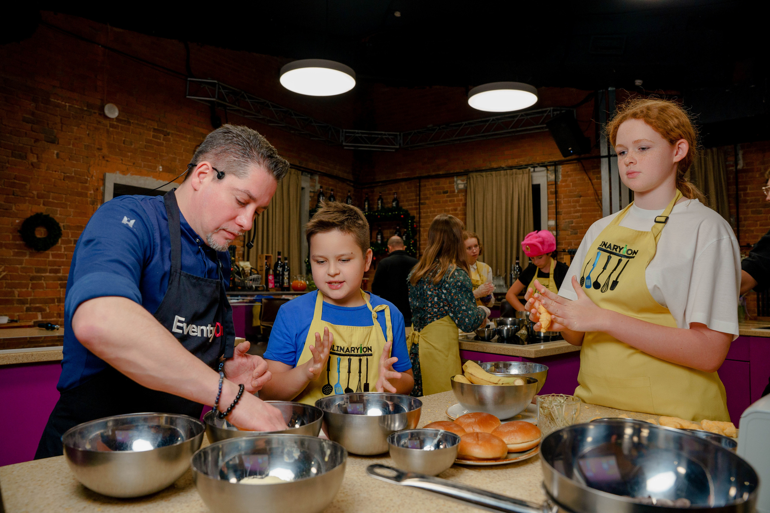 Фотограф на день рождения в кулинарной студии. Репортажный фотограф Москва Сергей Дружинин