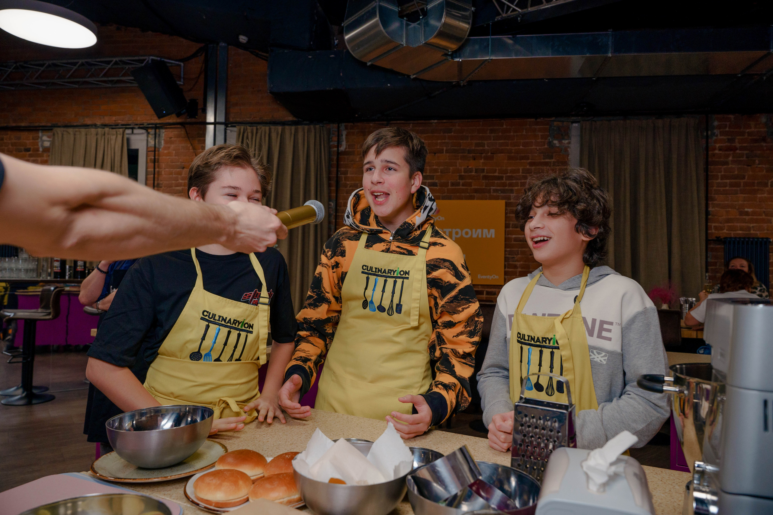 Фотограф на день рождения в кулинарной студии. Репортажный фотограф Москва Сергей Дружинин