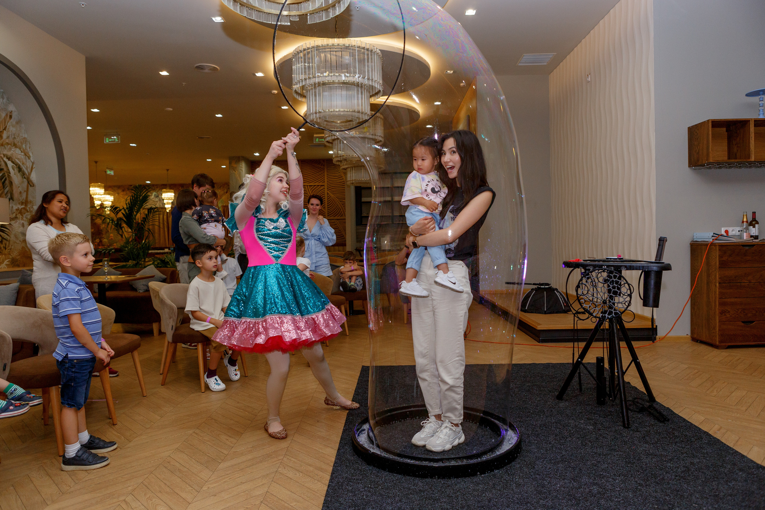 Фотограф на детский день рождения в Москве в детском центре. Репортажный фотограф Москва Сергей Дружинин