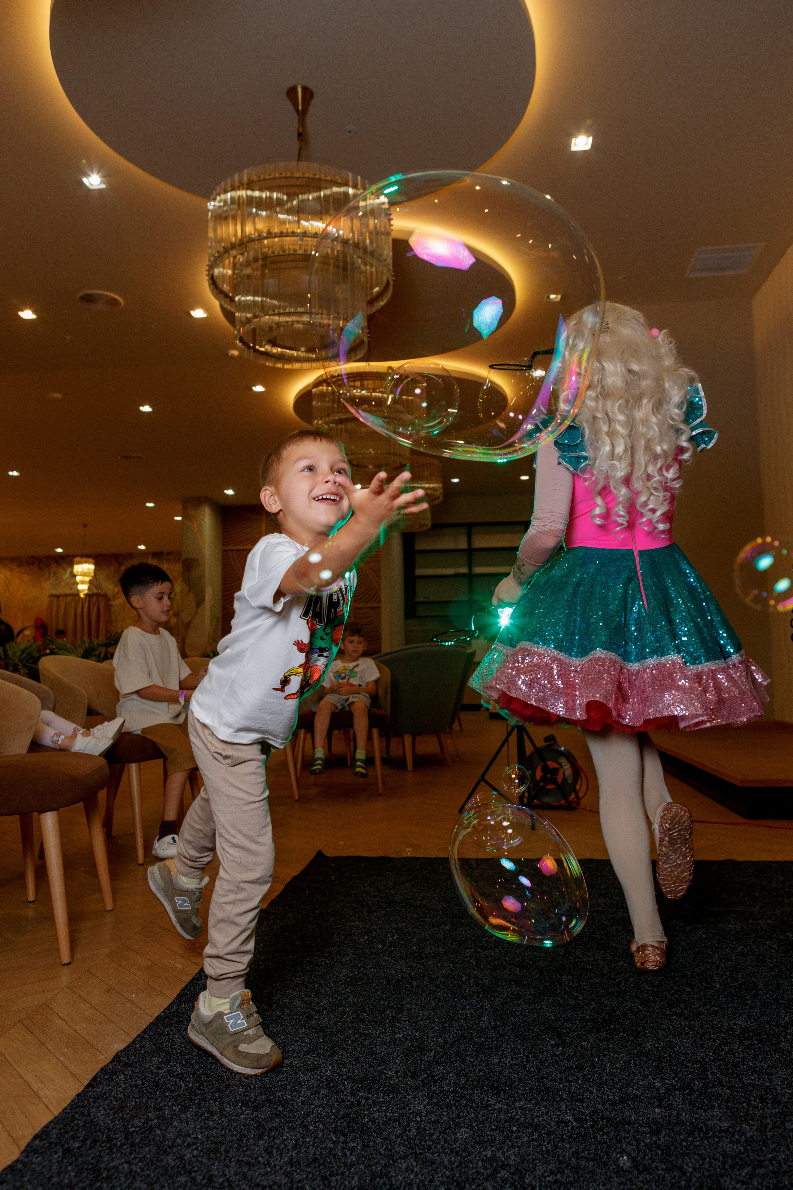 Фотограф на детский день рождения в Москве в детском центре. Репортажный фотограф Москва Сергей Дружинин