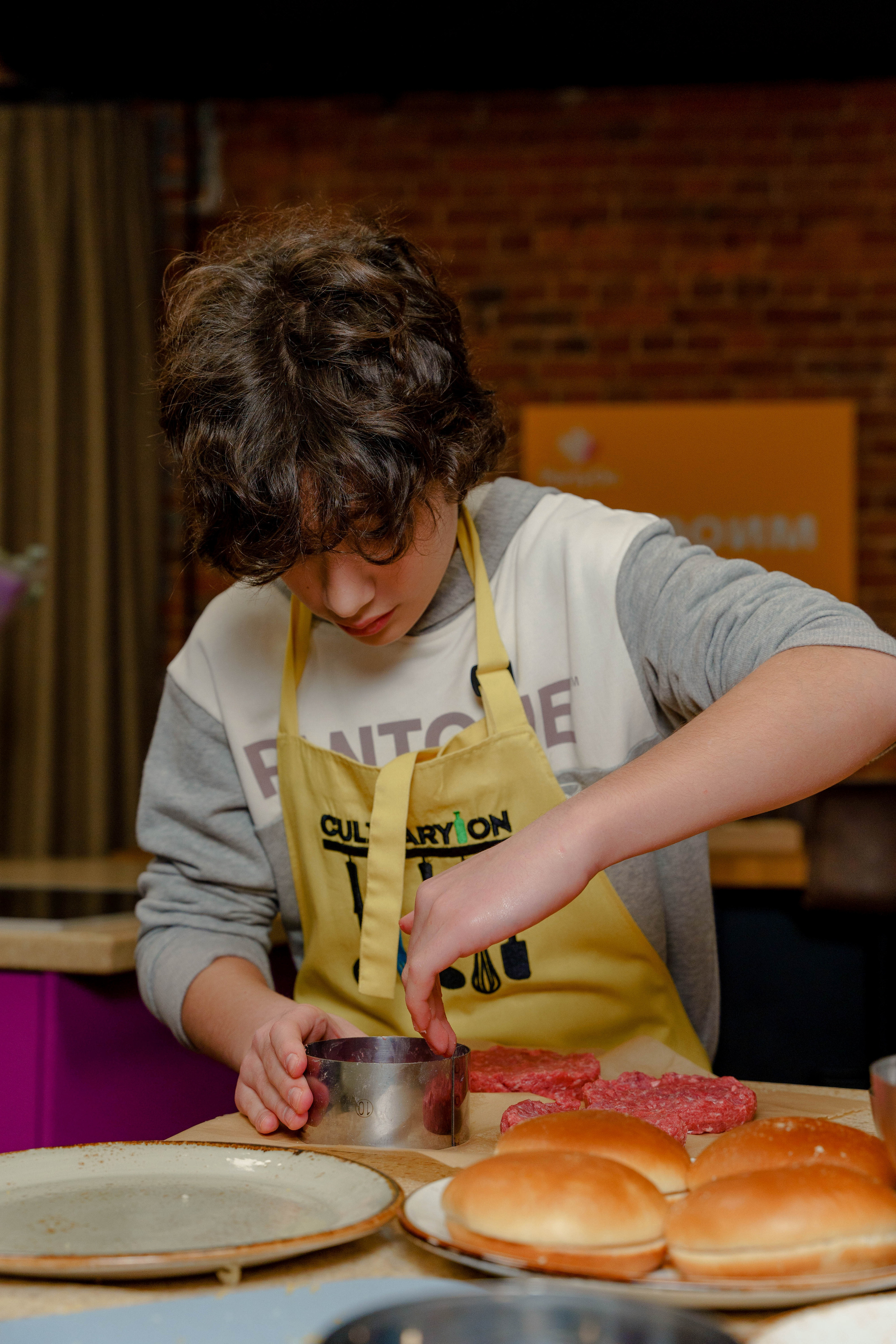Фотограф на день рождения в кулинарной студии. Репортажный фотограф Москва Сергей Дружинин