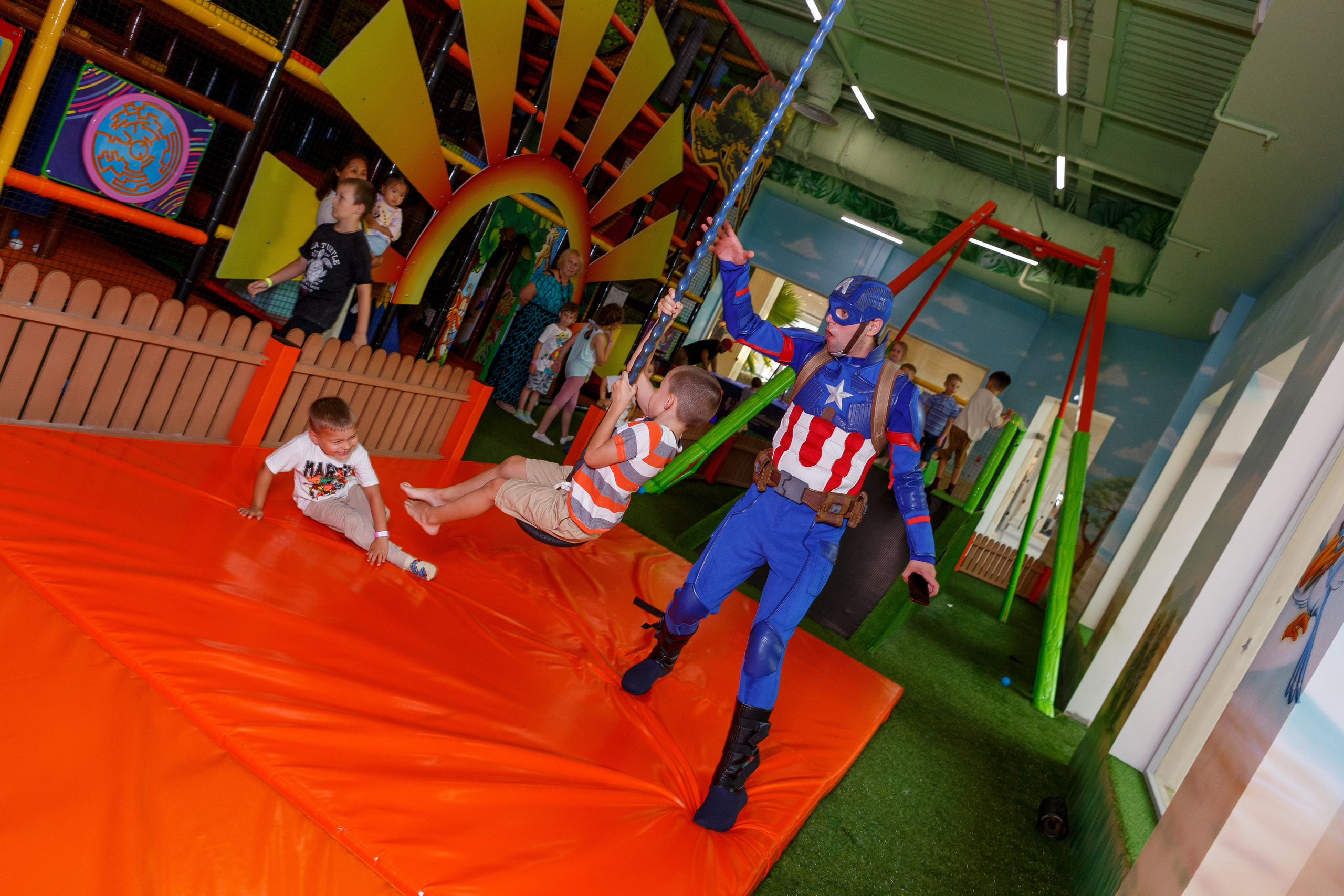 Фотограф на детский день рождения в Москве в детском центре. Репортажный фотограф Москва Сергей Дружинин