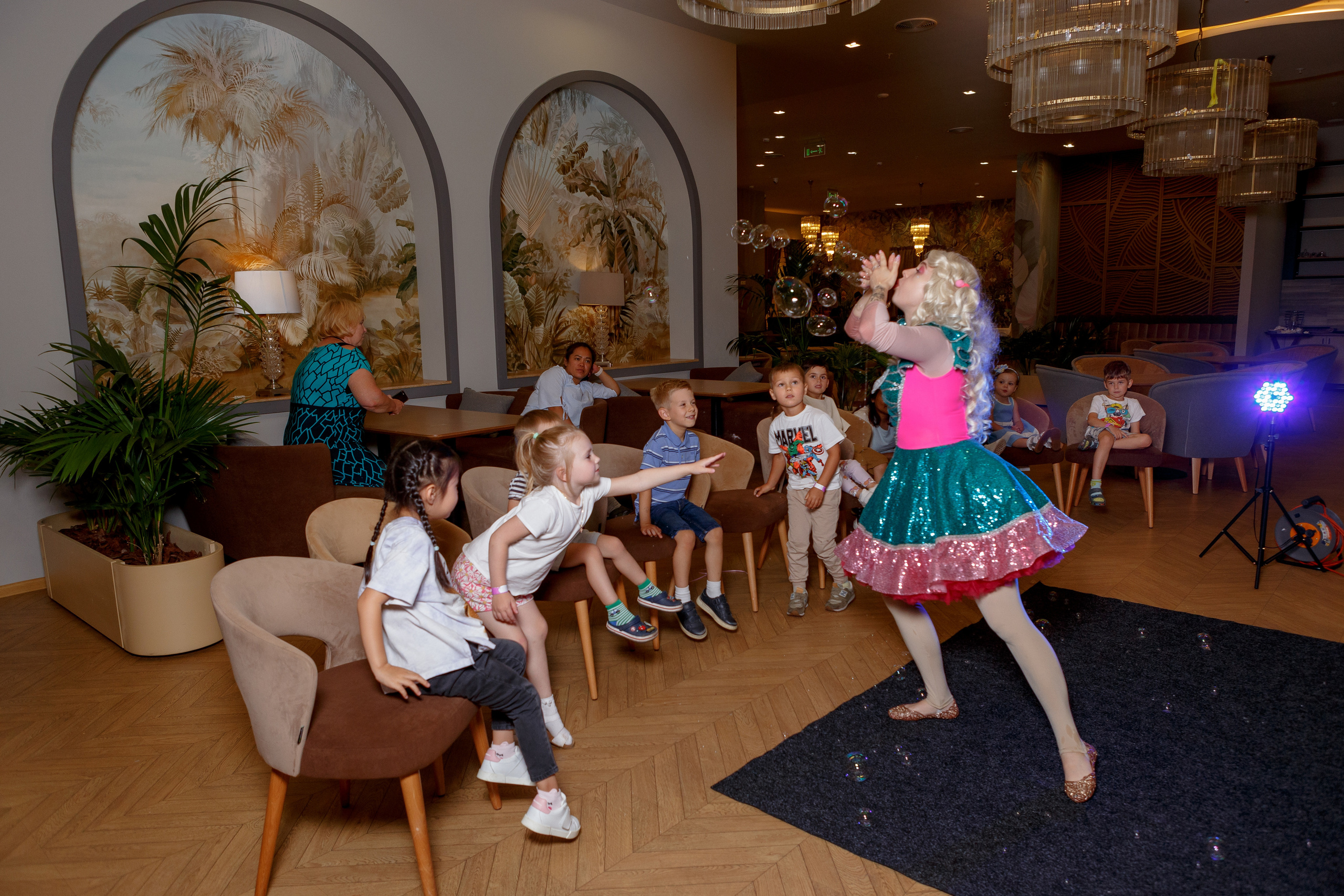 Фотограф на детский день рождения в Москве в детском центре. Репортажный фотограф Москва Сергей Дружинин