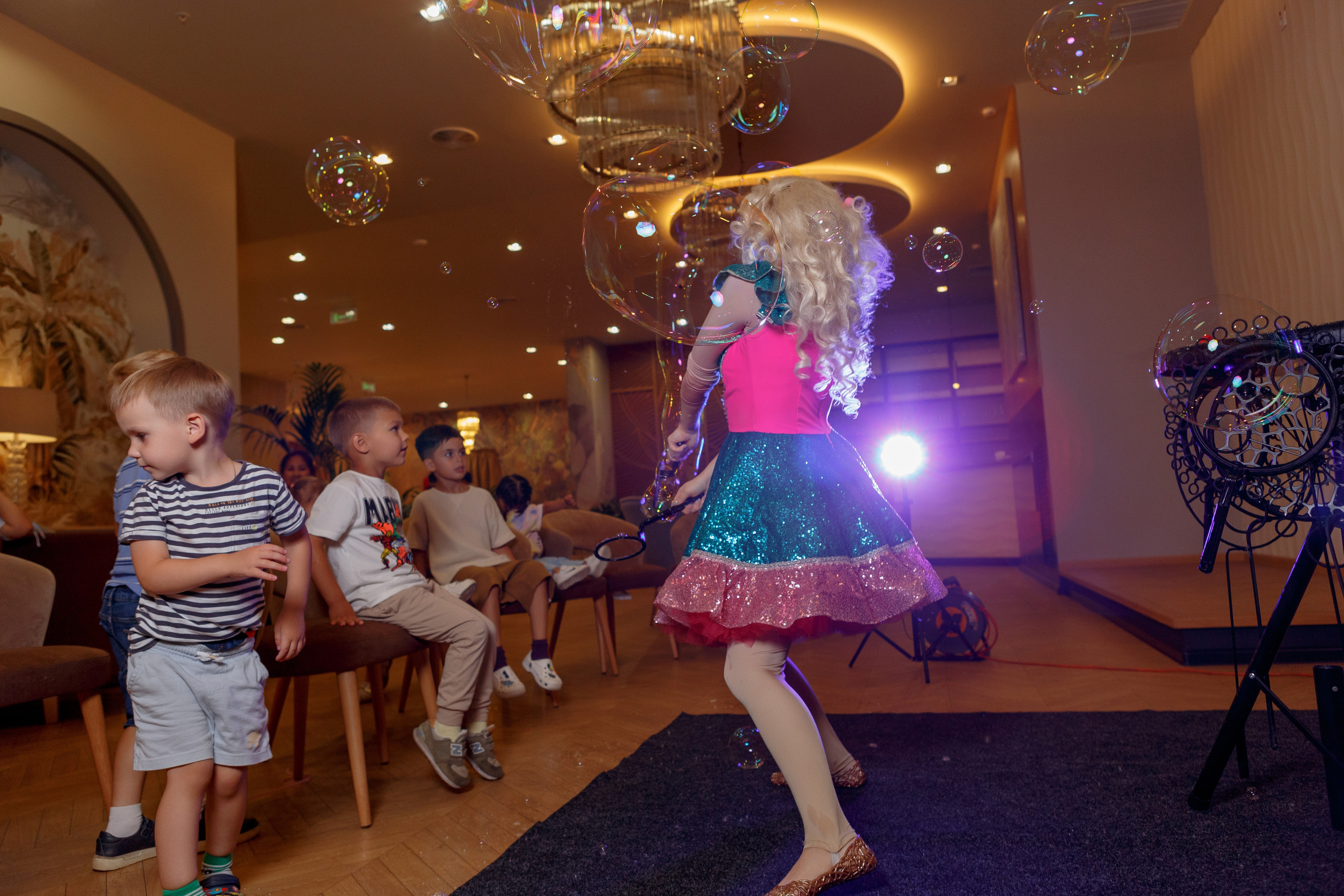 Фотограф на детский день рождения в Москве в детском центре. Репортажный фотограф Москва Сергей Дружинин