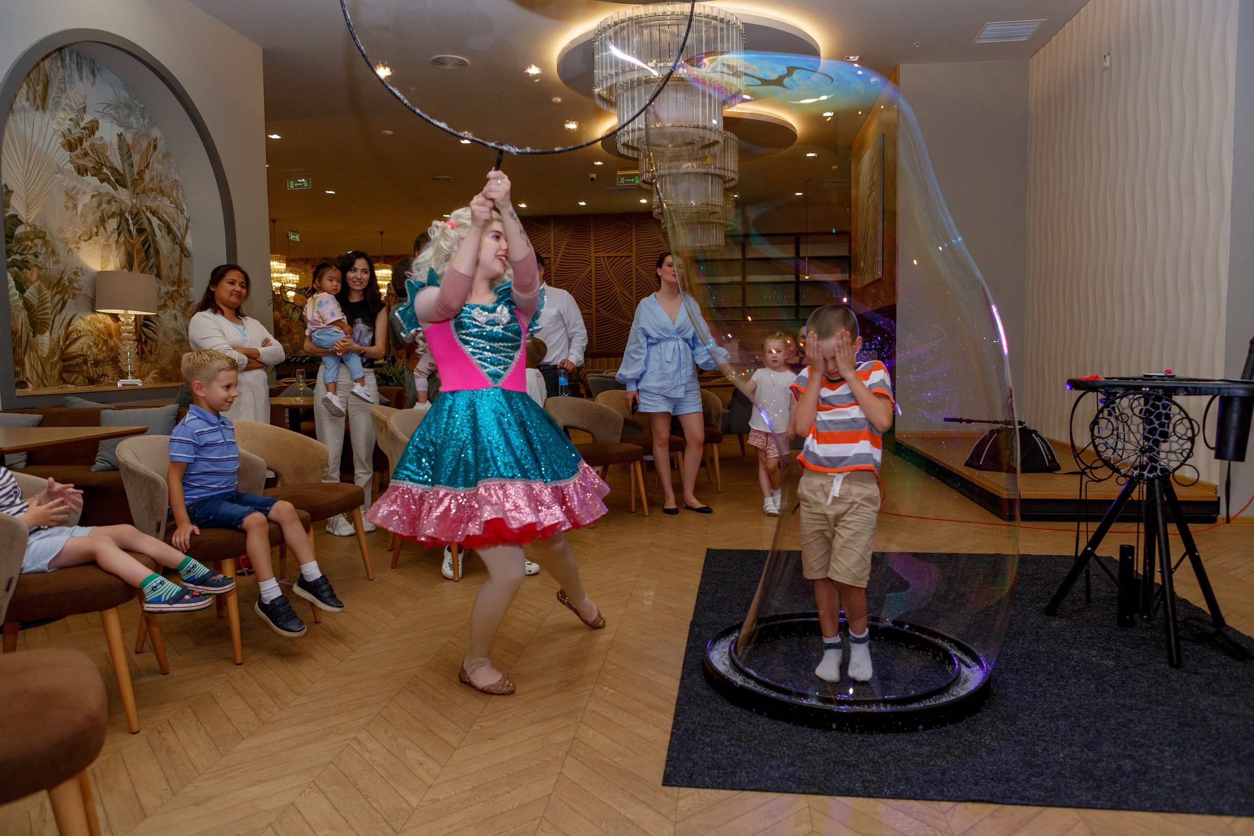 Фотограф на детский день рождения в Москве в детском центре. Репортажный фотограф Москва Сергей Дружинин