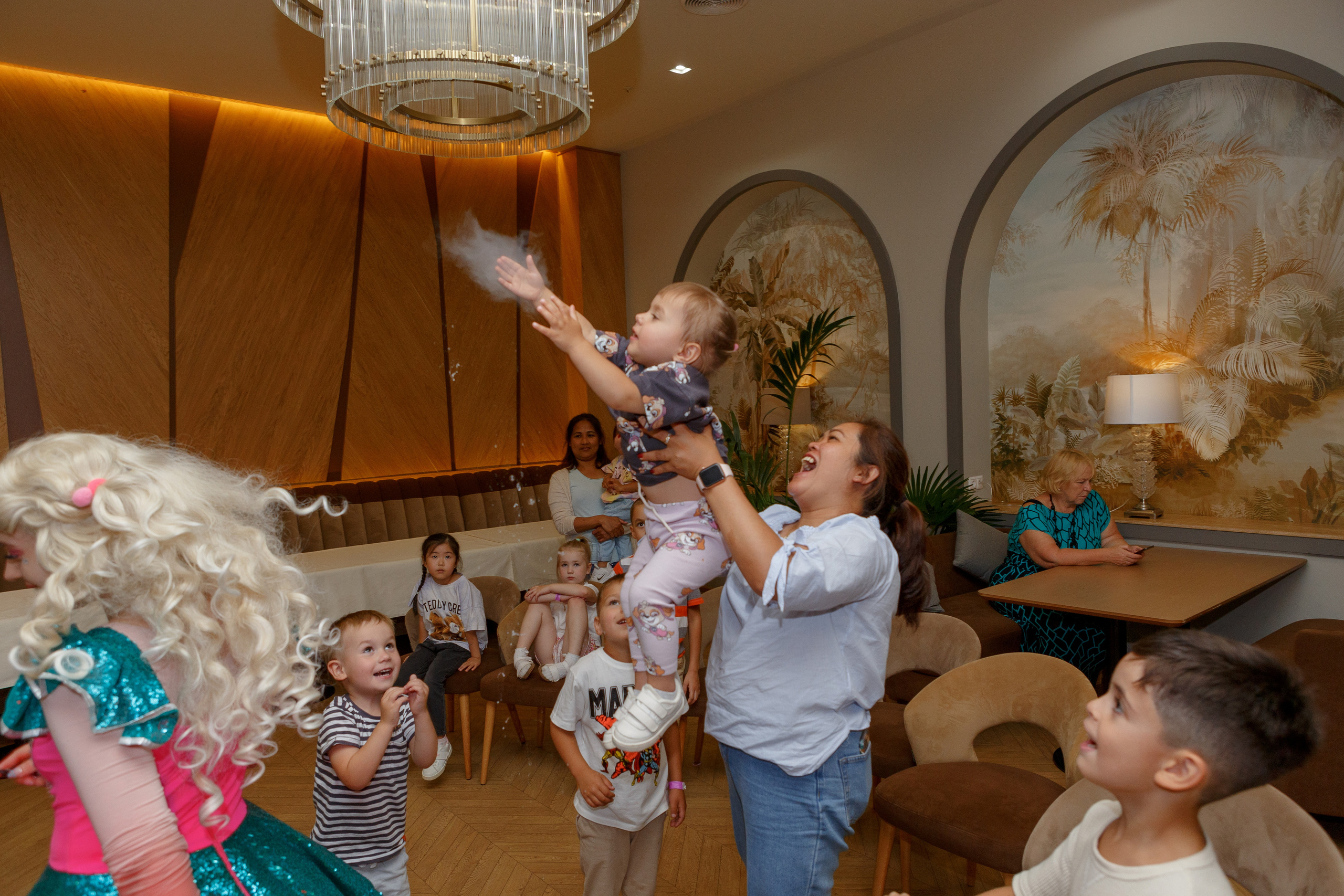 Фотограф на детский день рождения в Москве в детском центре. Репортажный фотограф Москва Сергей Дружинин