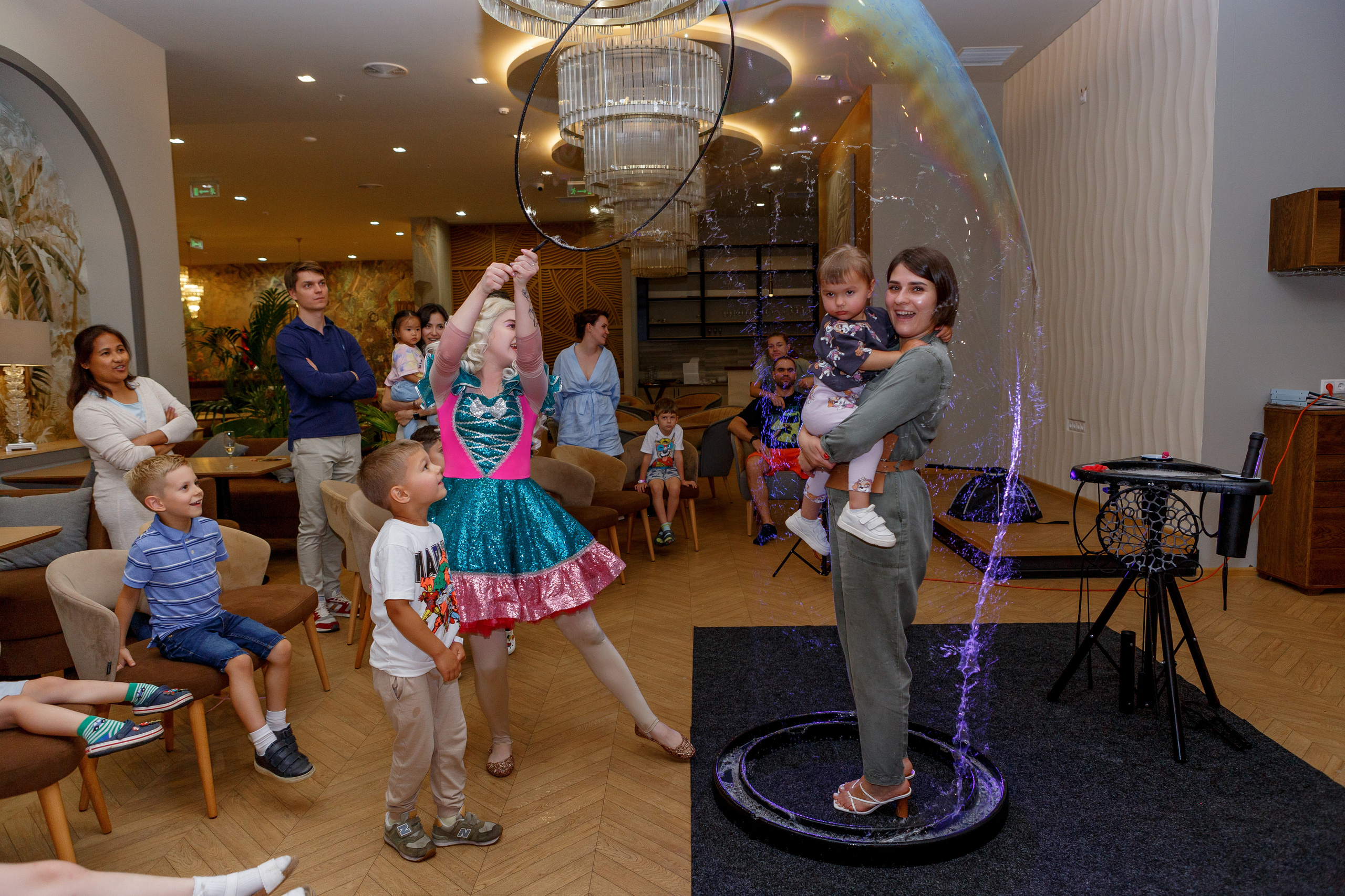 Фотограф на детский день рождения в Москве в детском центре. Репортажный фотограф Москва Сергей Дружинин