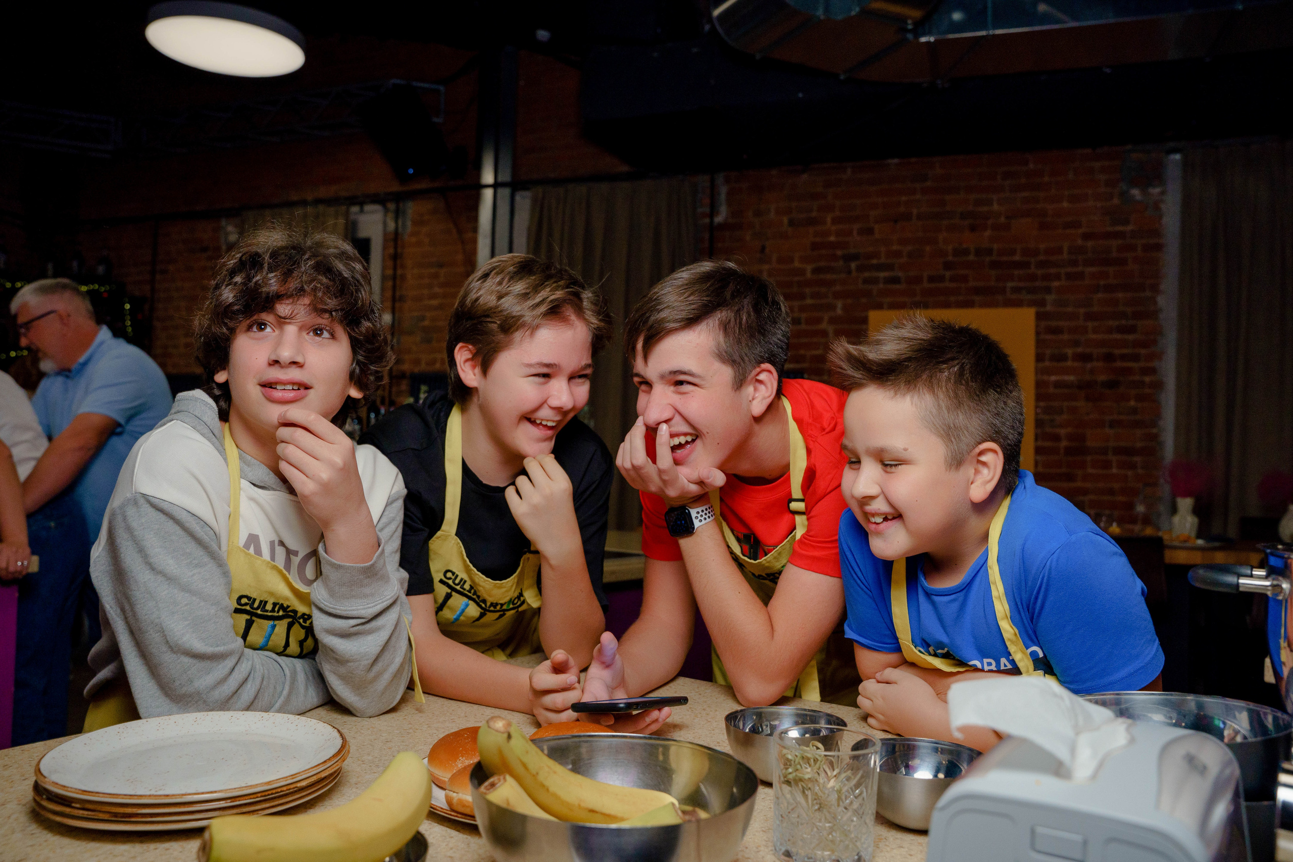 Фотограф на день рождения в кулинарной студии. Репортажный фотограф Москва Сергей Дружинин