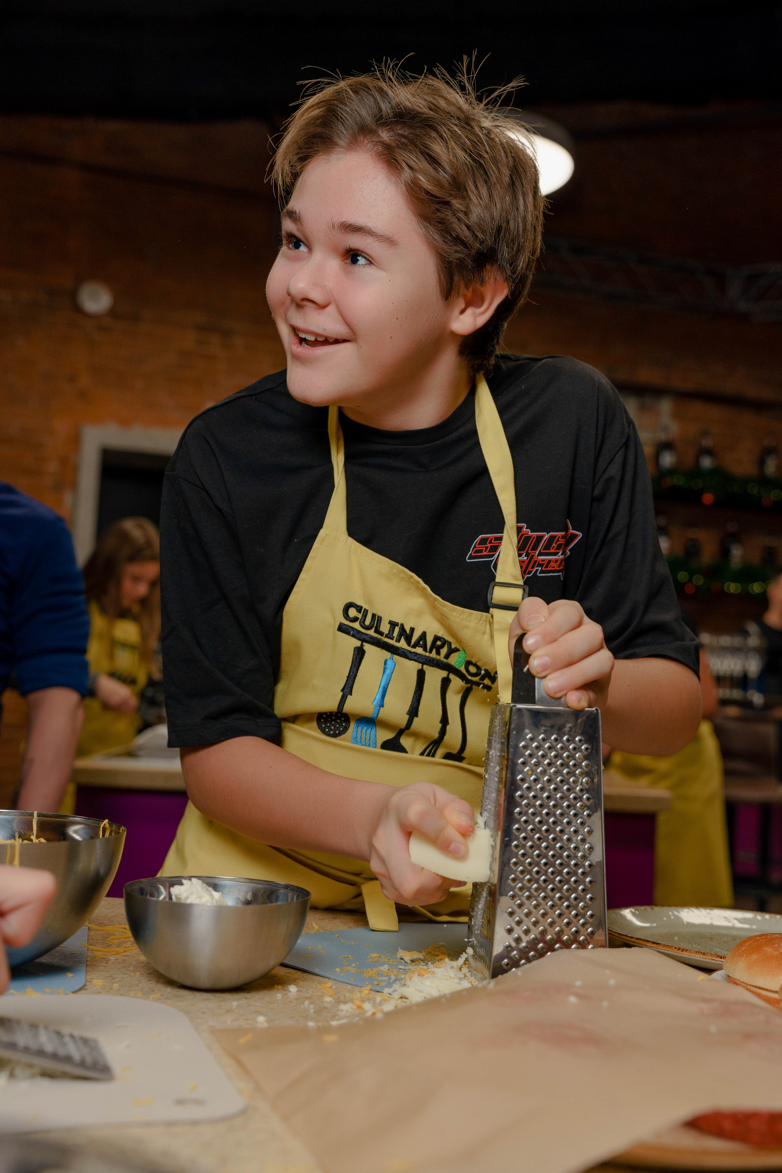 Фотограф на день рождения в кулинарной студии. Репортажный фотограф Москва Сергей Дружинин