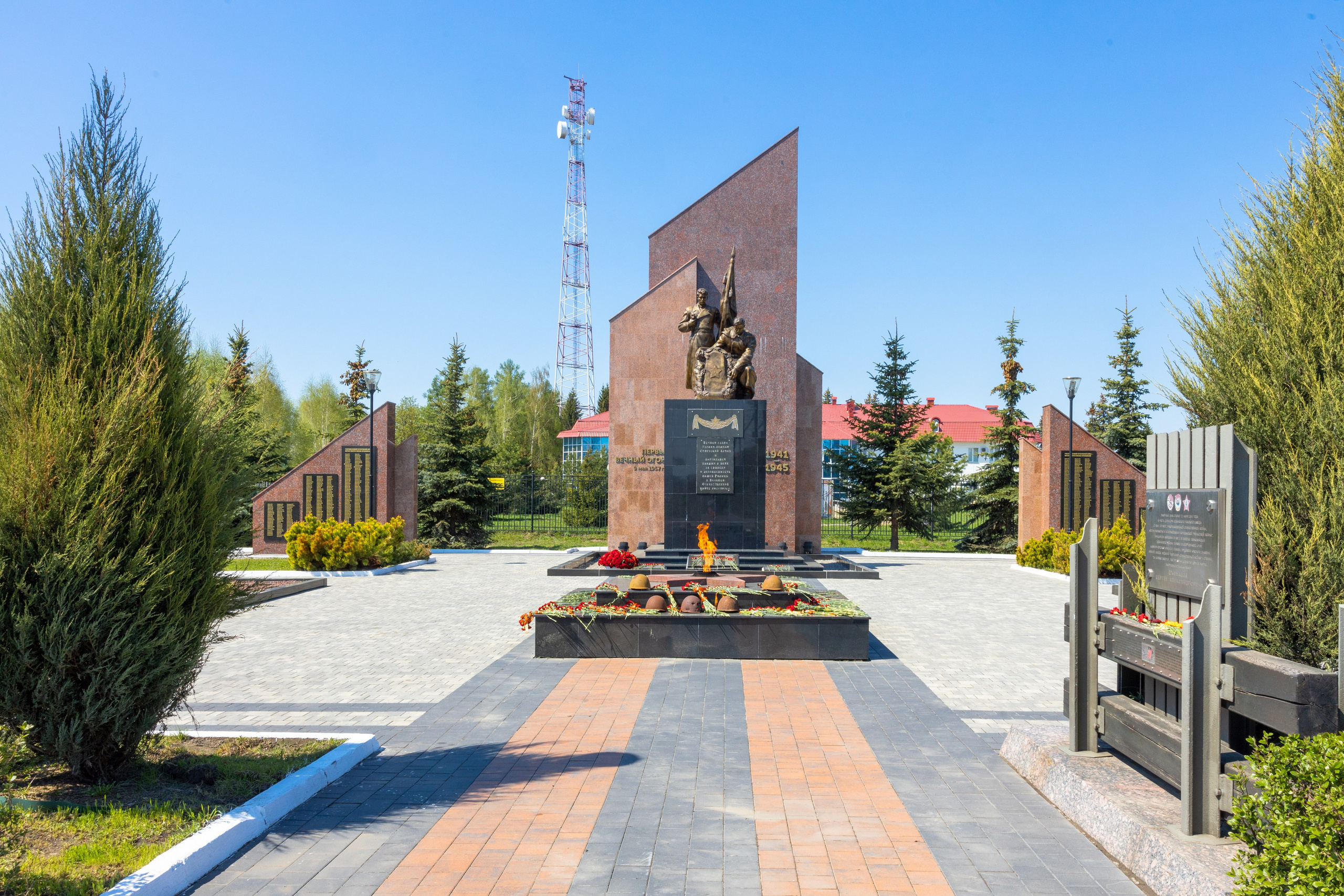 Мемориал Партизанам и Воинам Красной армии. Первый вечный огонь 9 мая 1957 г. (пос. Первомайский Щекинского района). Фотограф в Туле Крупский АнДРей. Фотостудия «КАДР71» в Туле