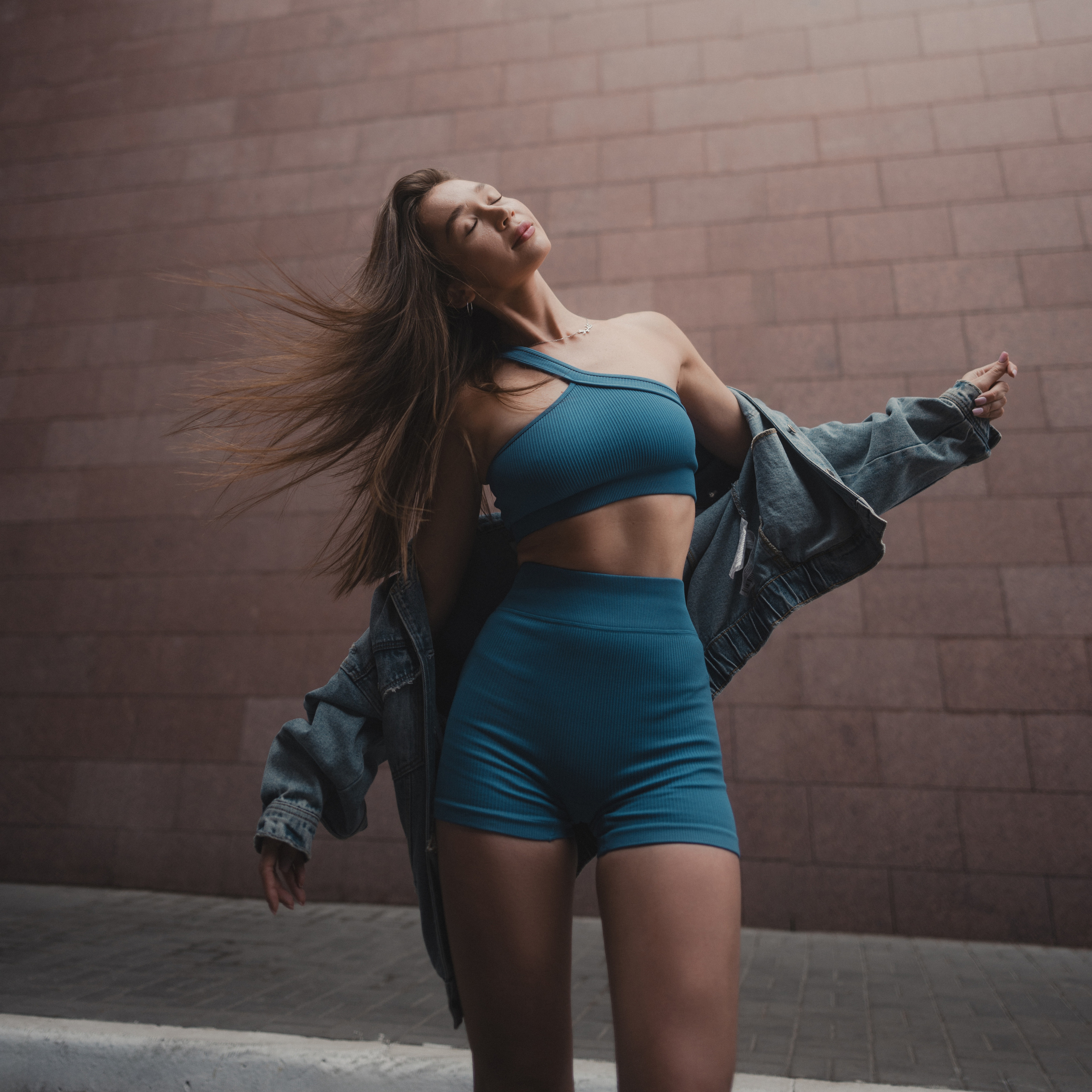 Уличная фотосессия с&nbsp;Камиллой около ЖК&nbsp;Барселона в&nbsp;Казани