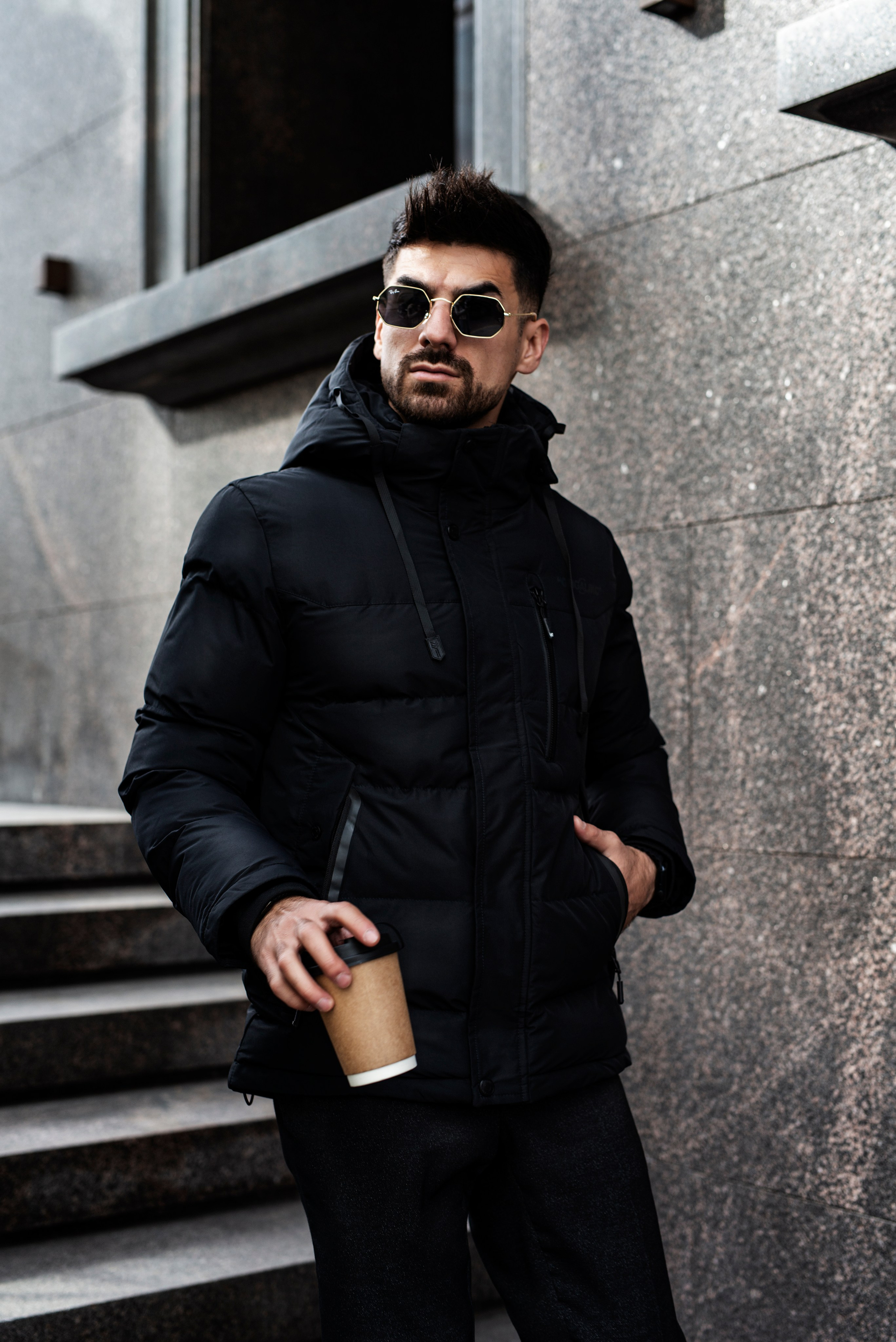 Стильная мужская фотосессия в городе в солнечный день