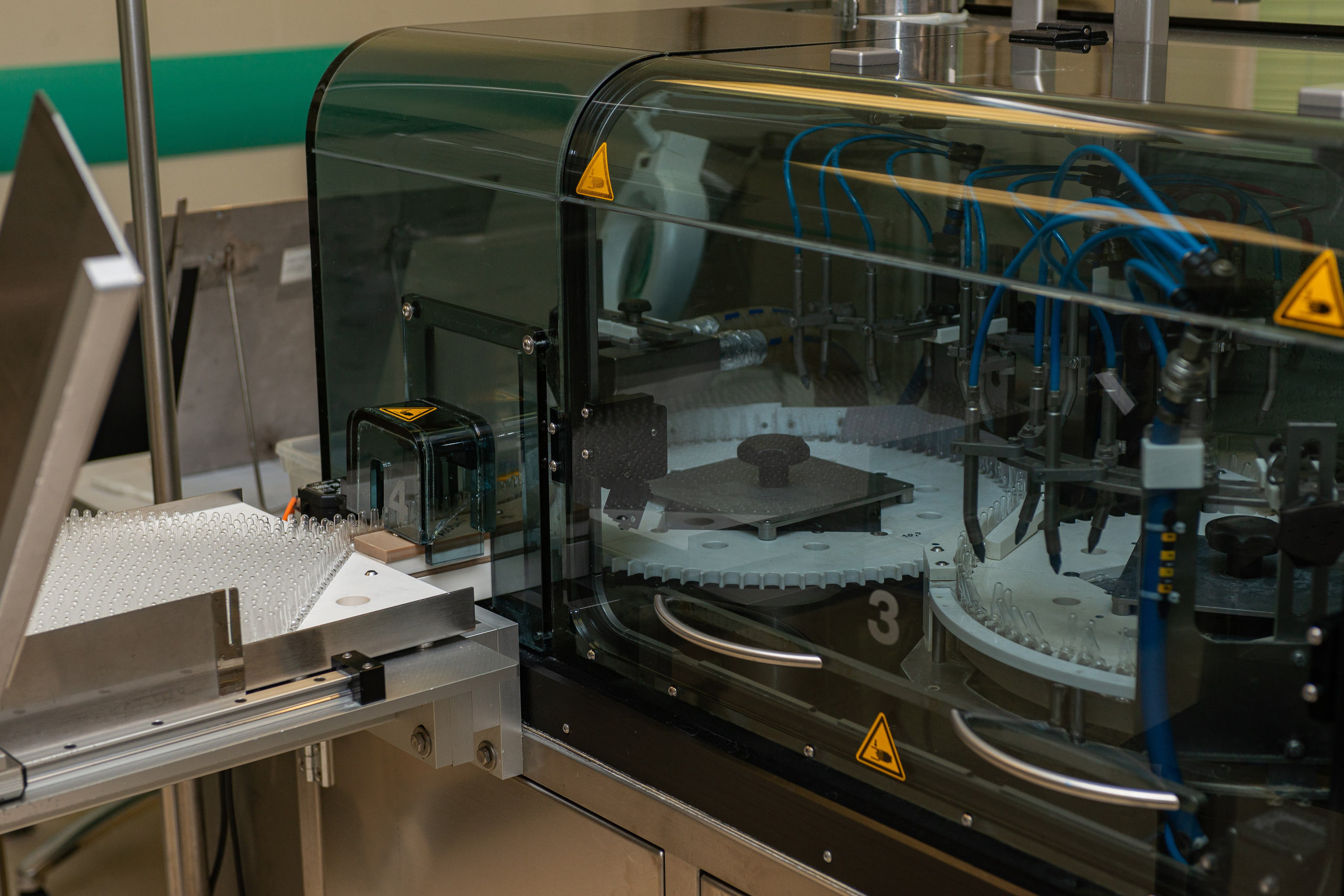 Репортажная съёмка делегации из Катара на производстве Эндофарм. Репортажный и персональный фотограф в Москве