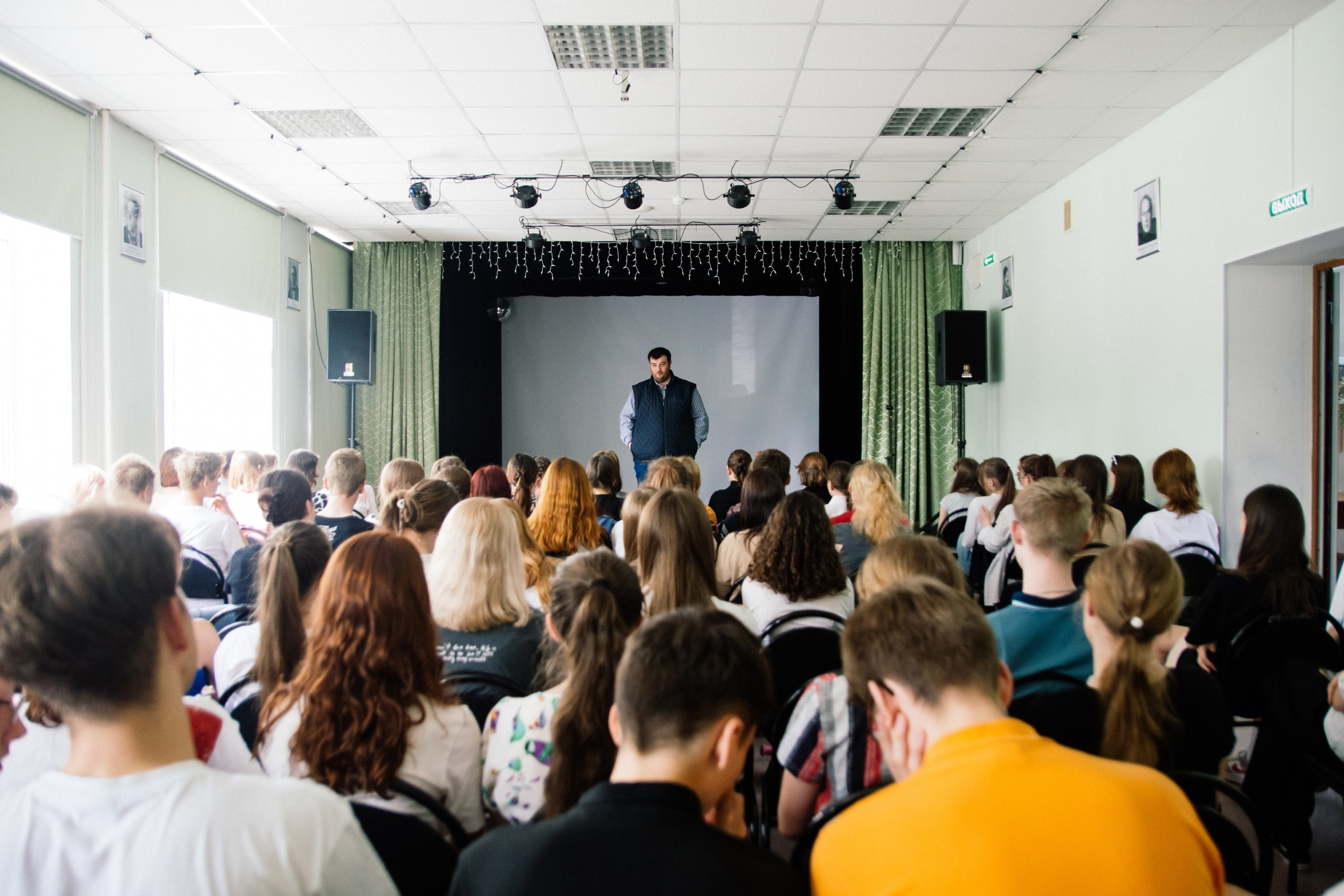 В лицее МПГУ. Фотограф в Москве. Индивидуальные и парные съёмки, мероприятия, промо-съёмки для артистов