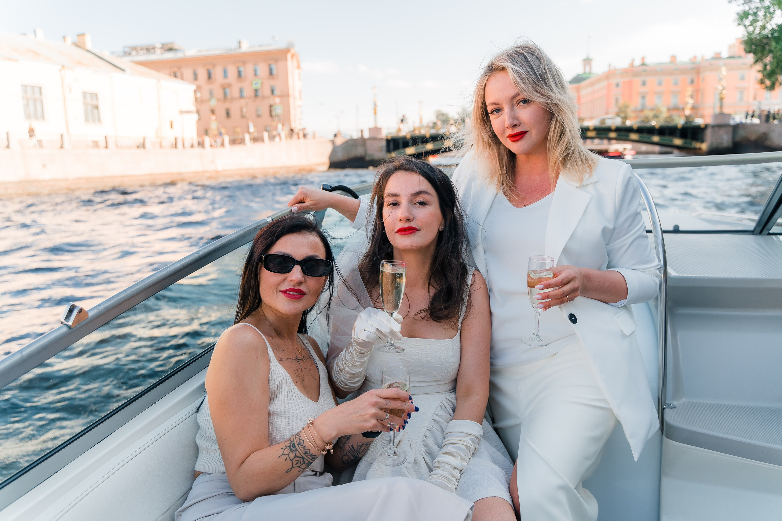 Фотосъемка девичника, встреча девушек, веселые женские портреты