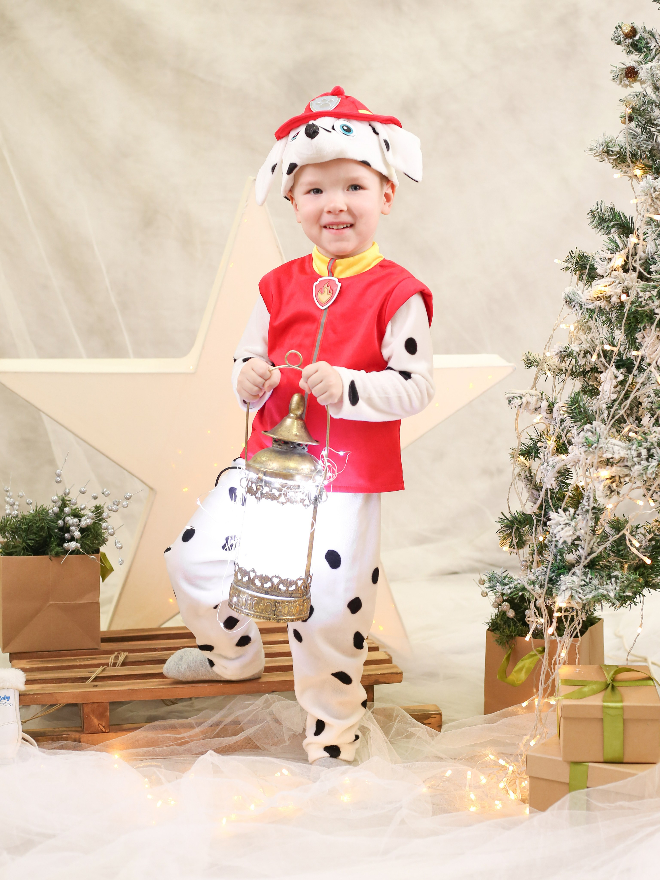 Общее фото в детском саду с выездным реквизитом в Тюмени. Выпускные альбомы в Тюмени для школ, садов, вузов спортивных секций