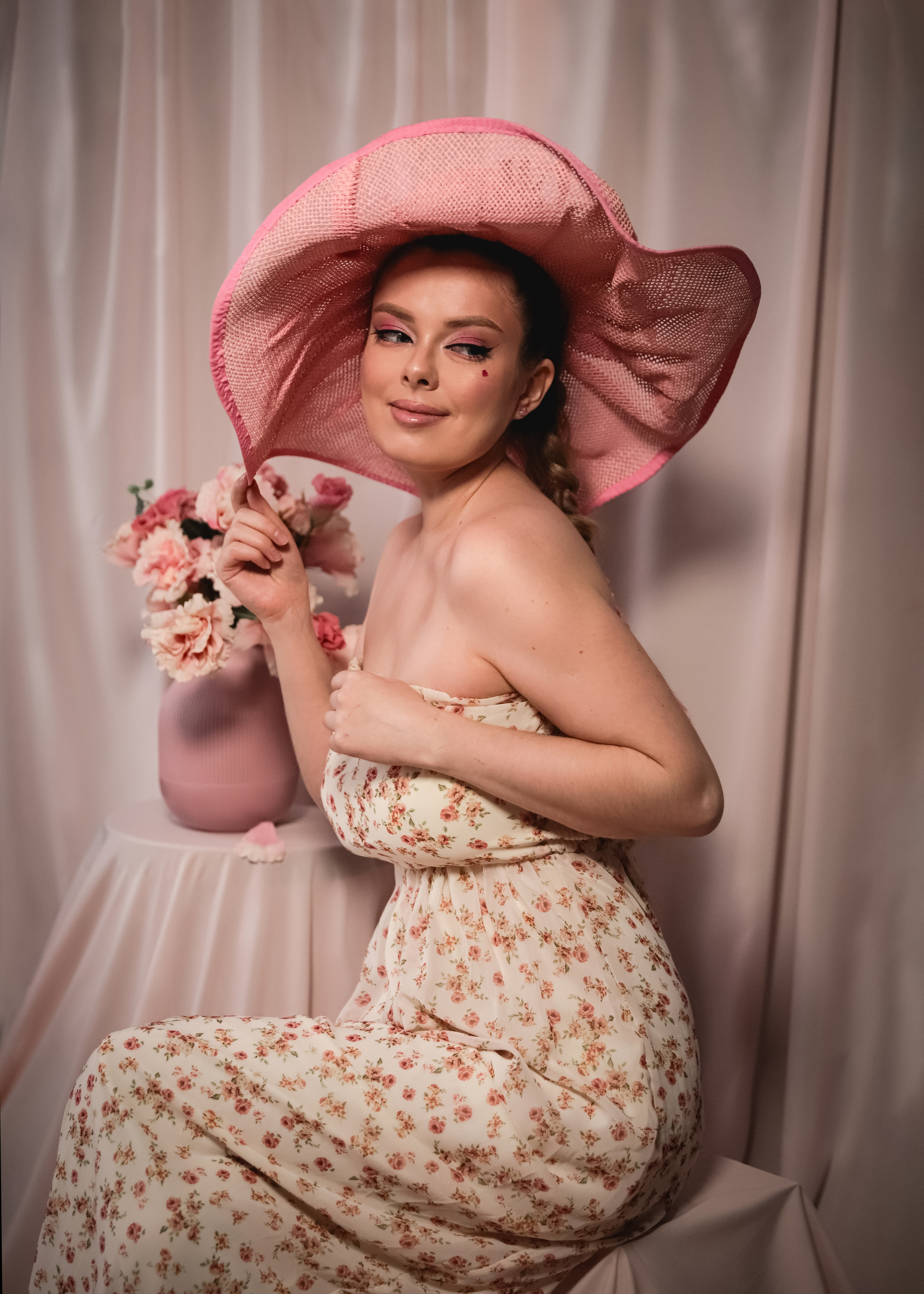 девушка в розовой шляпе нежность