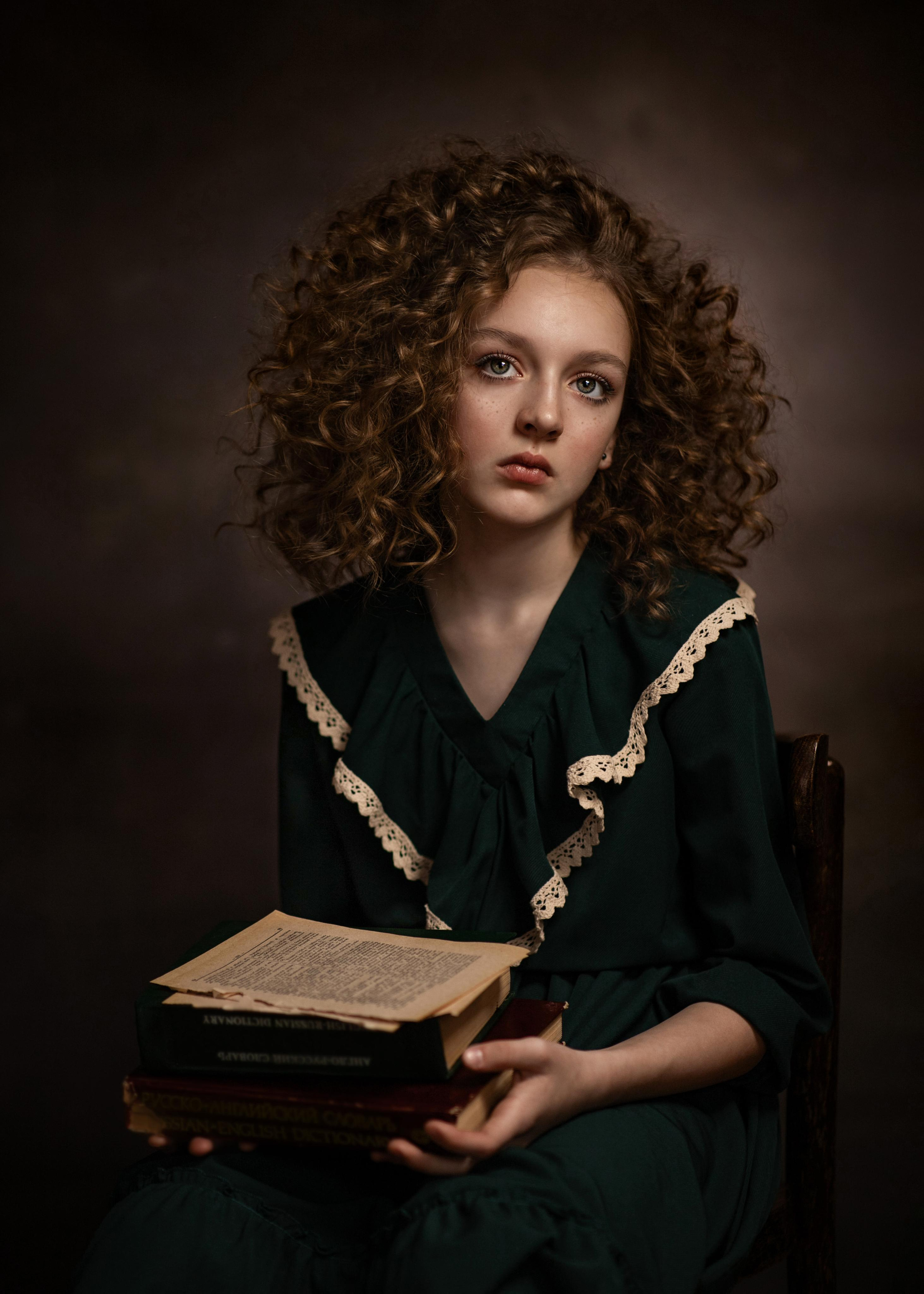 красивый детский портрет с книгами 