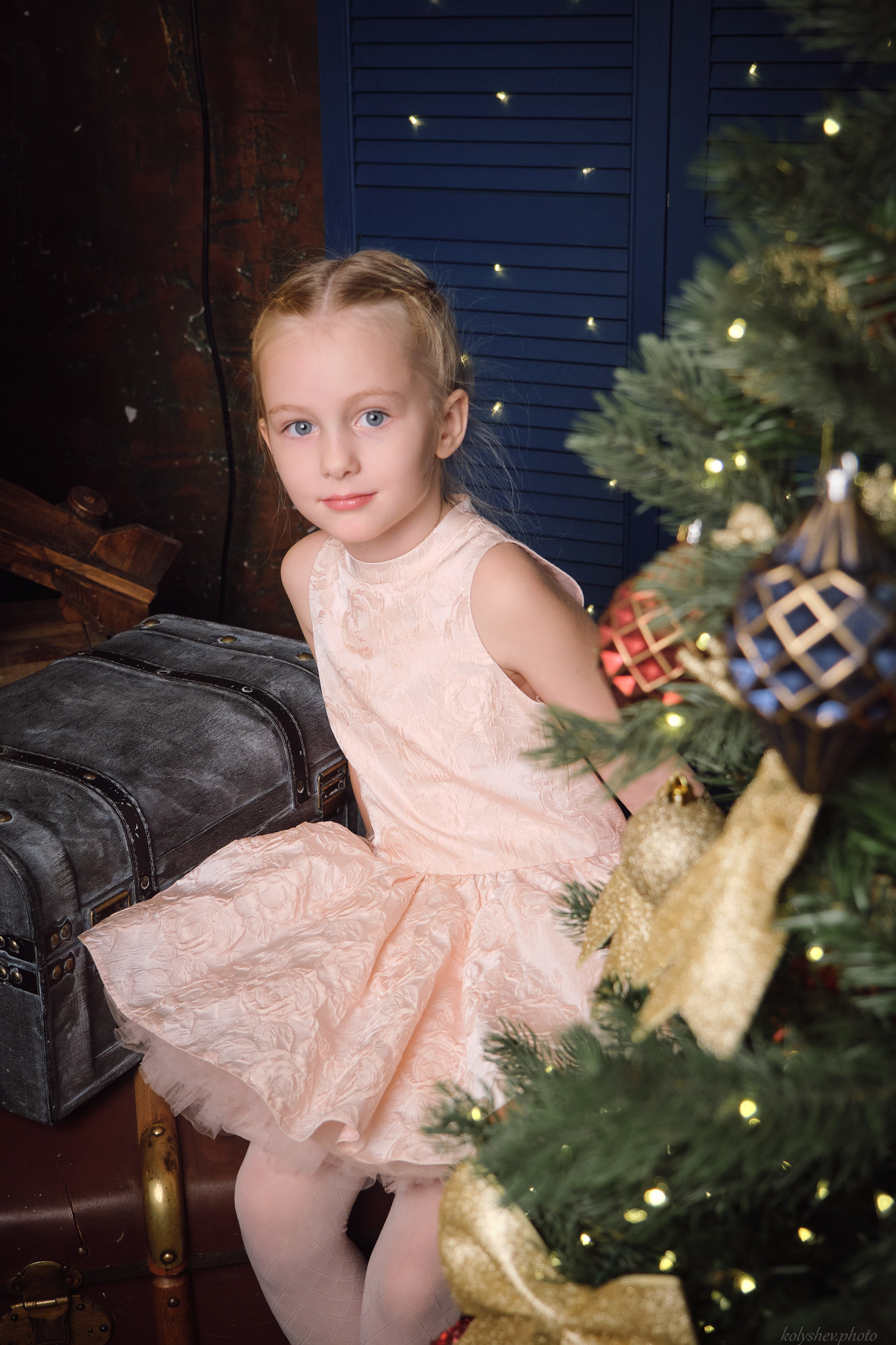 Семейная фотосессия мамы и дочек в студии в Москве фотограф Колышева Виктория. Портретный фотограф на новый год в Москве Виктория Колышева