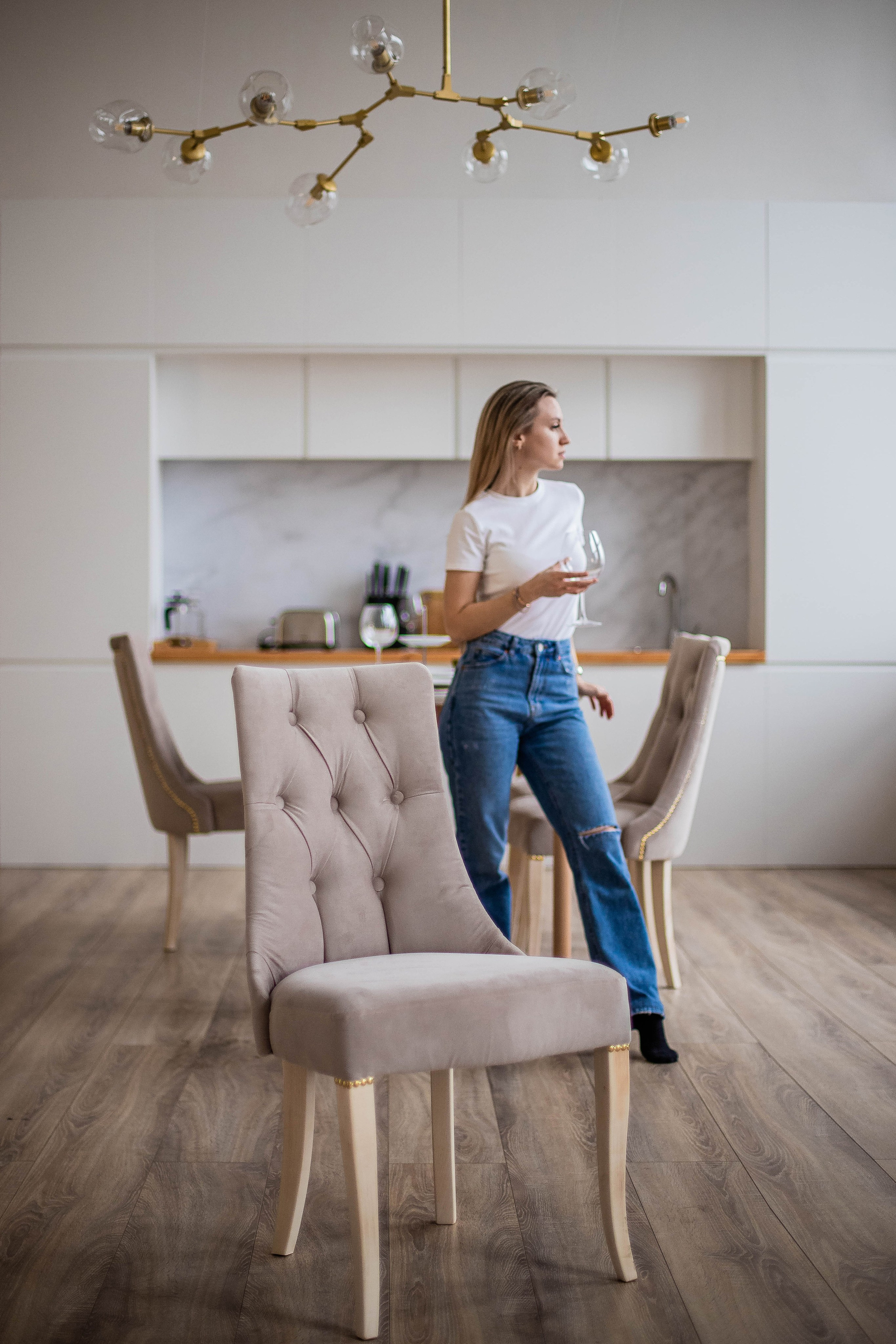 Стулья. Фотограф