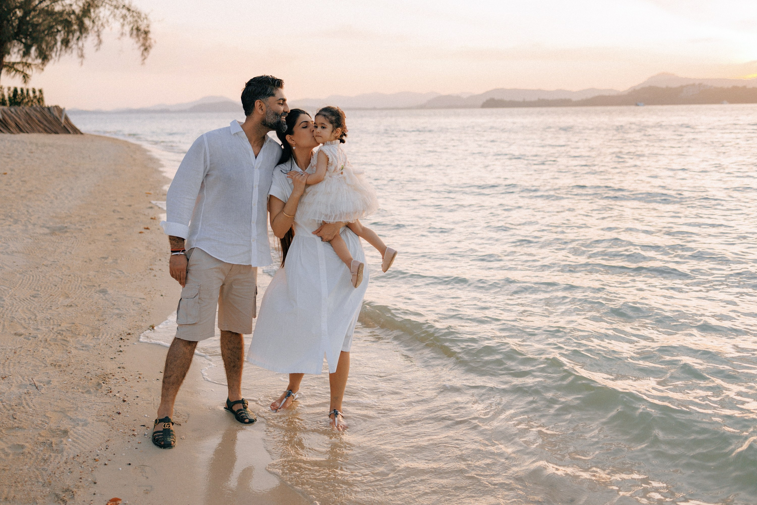 Family photoshoot in Phuket, Thailand. Fedor Lemeshko — Destination Wedding and Family Lifestyle photographer