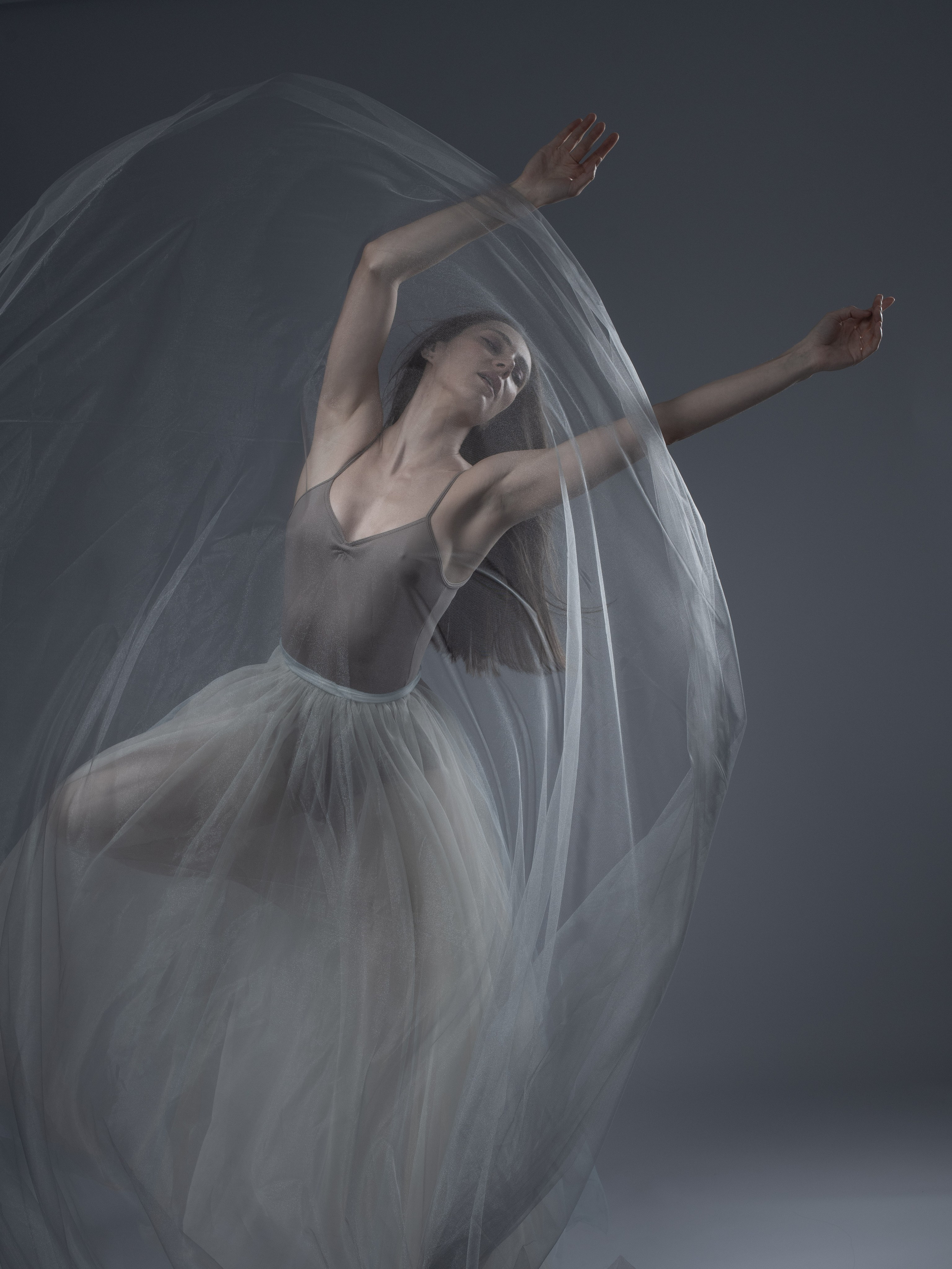 Gray sky dancer. Portrait photographer in Minsk Slava Potalakh