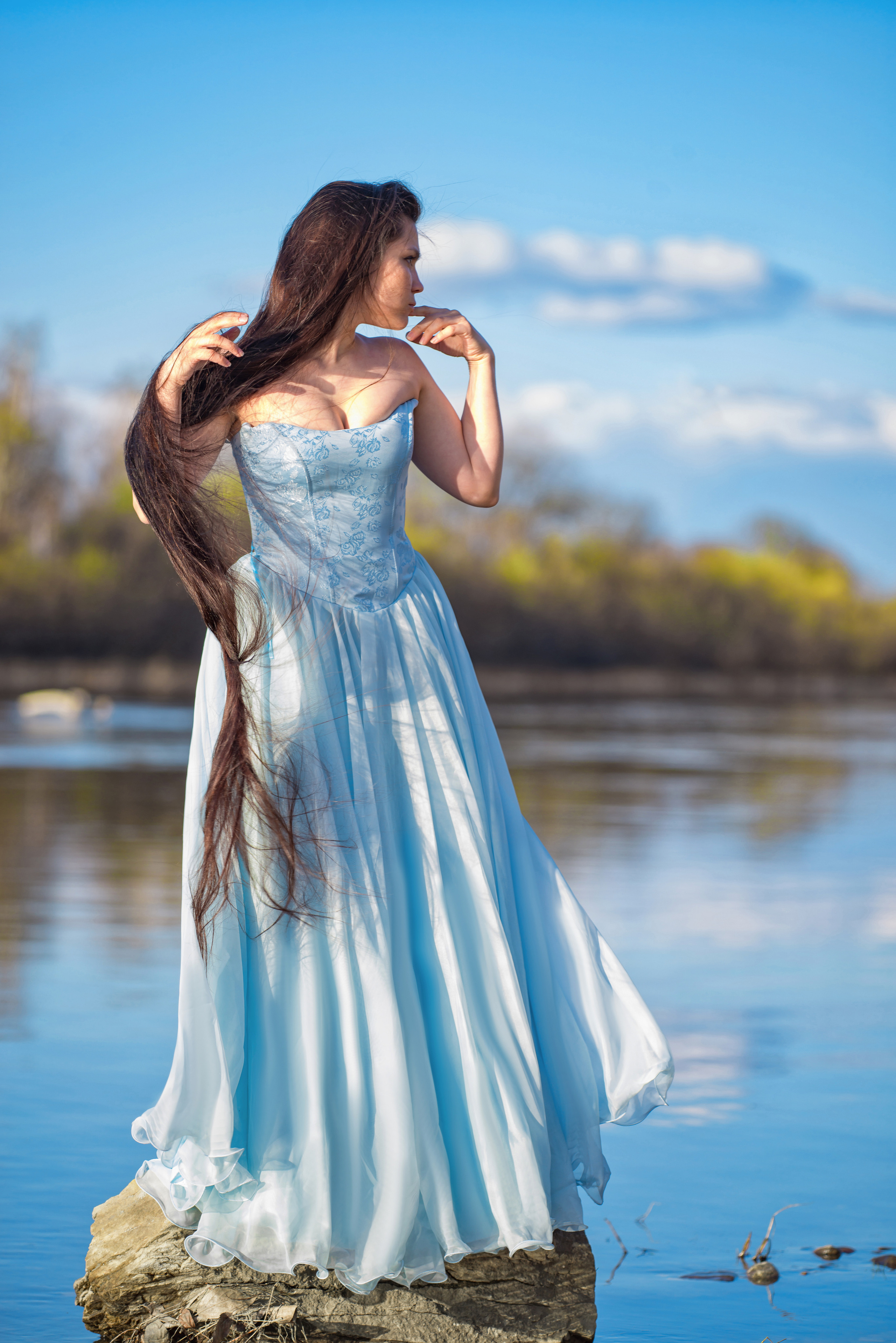 Платье со шлейфом на фотосессию на Байкале напрокат
