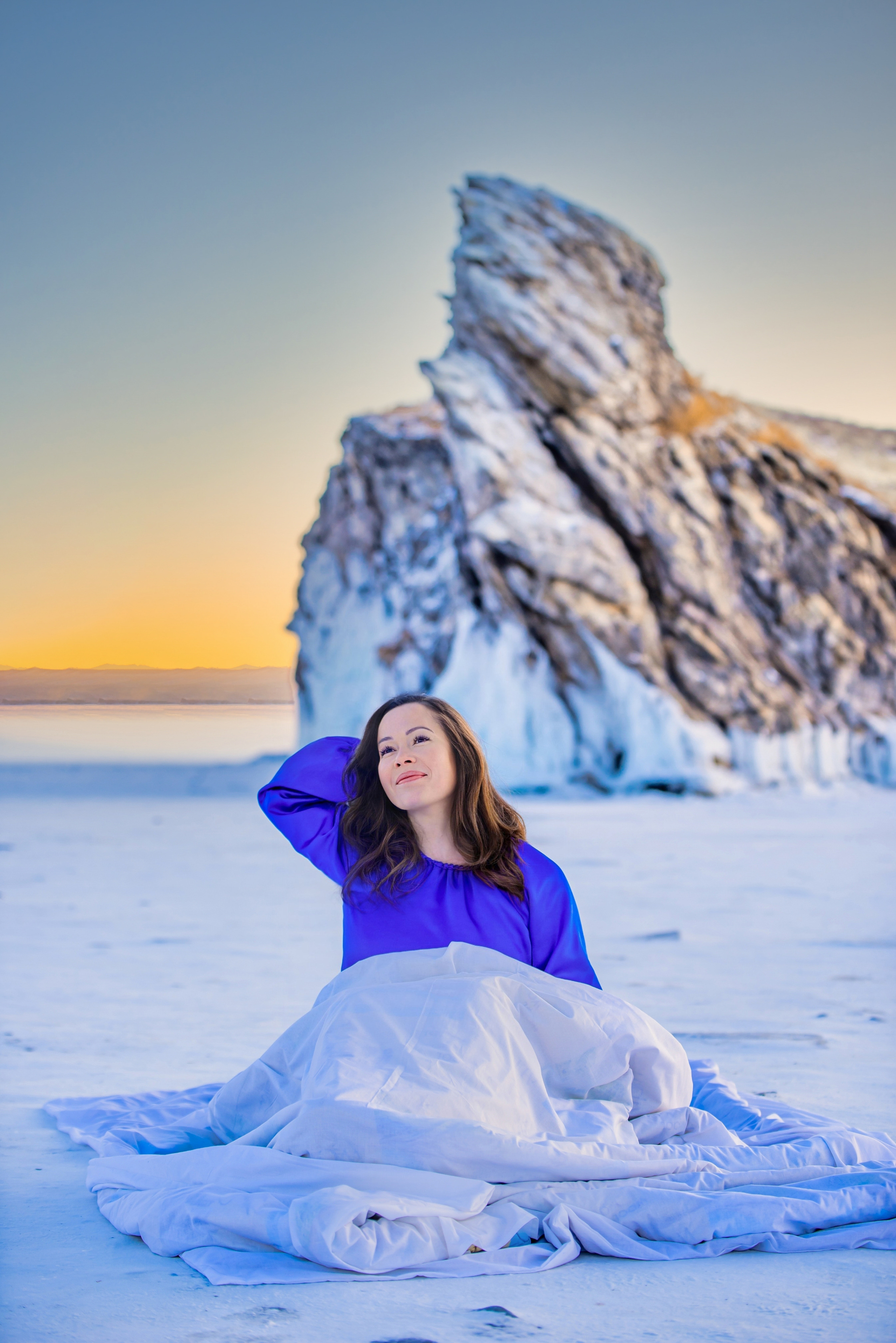Фотосессия в белой постели на льду Байкала. Туры на Байкал с фотографом под ключ. Фотосессии на Ольхоне