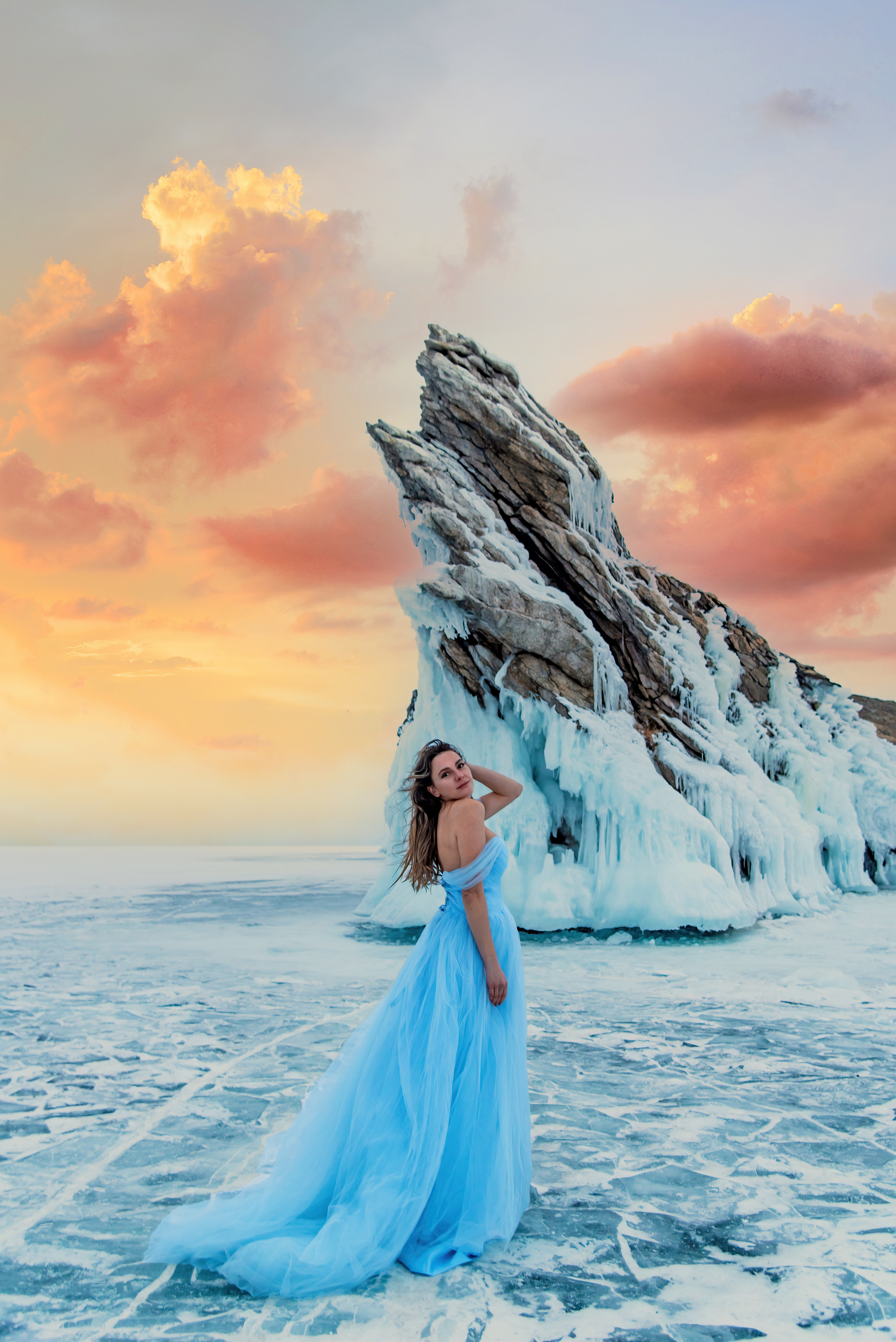 Девушка в голубом пышном платье из фатина на фоне острова Огой малое море ольхон байкал фототур с фотографом на зимнем байкале