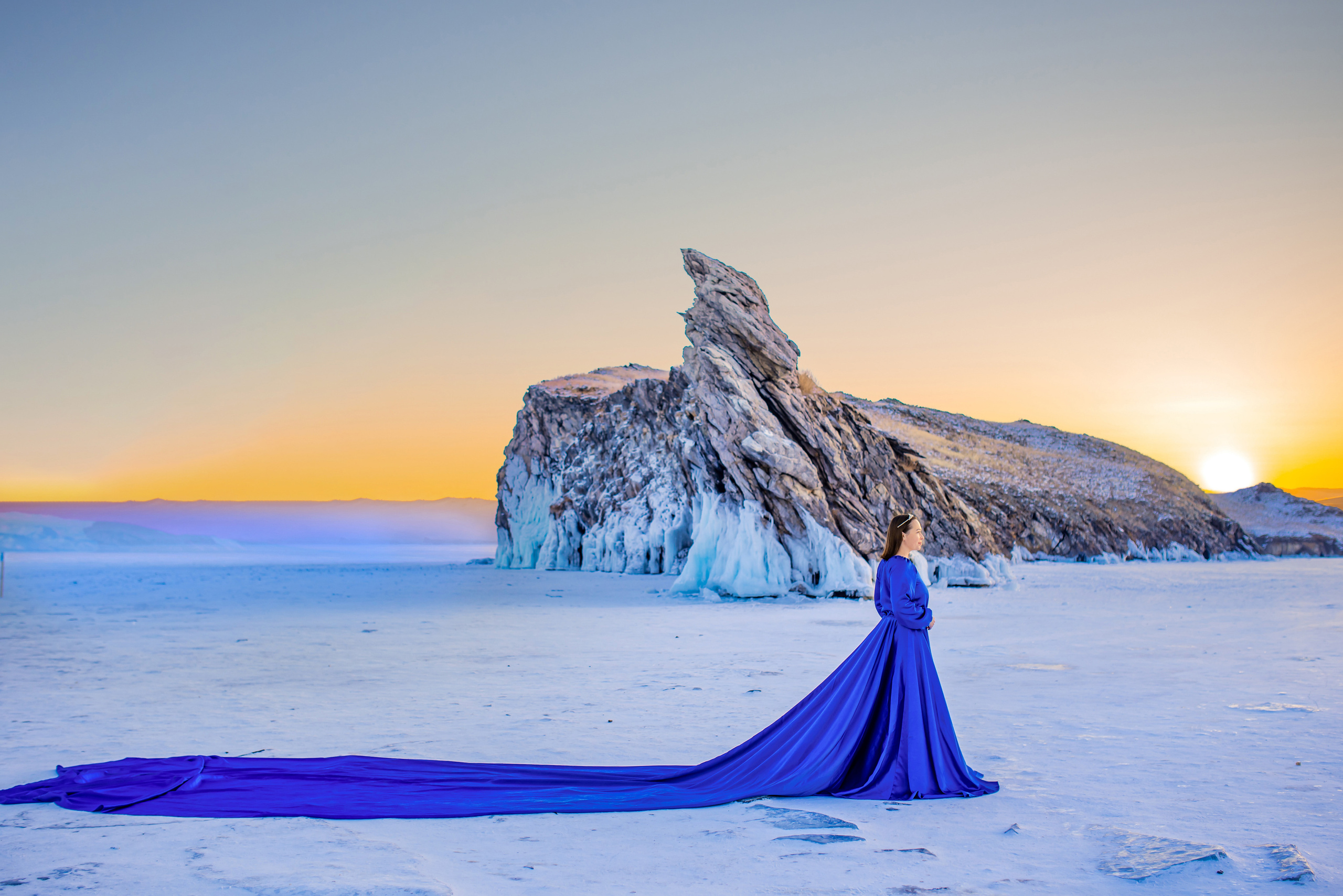 Платье синее цвет электрик из тяжелого атласа 5 метров шлейф с отельным верхом для фотосессии на Байкале в фототур
