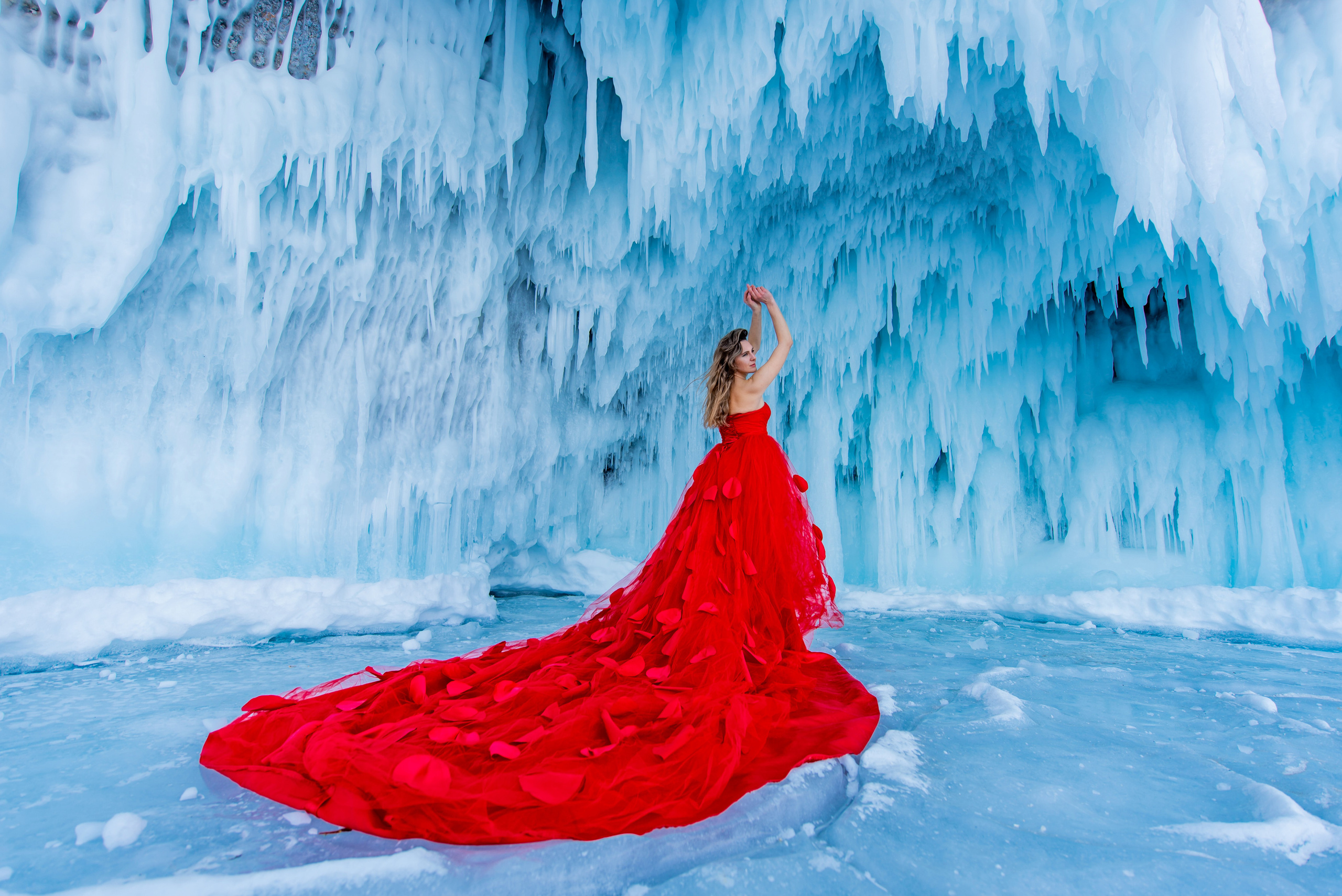 Тур на Байкал Девушка в красном платье у ледопада Байкал прокат платьев на байкале аренда платьев на байкале