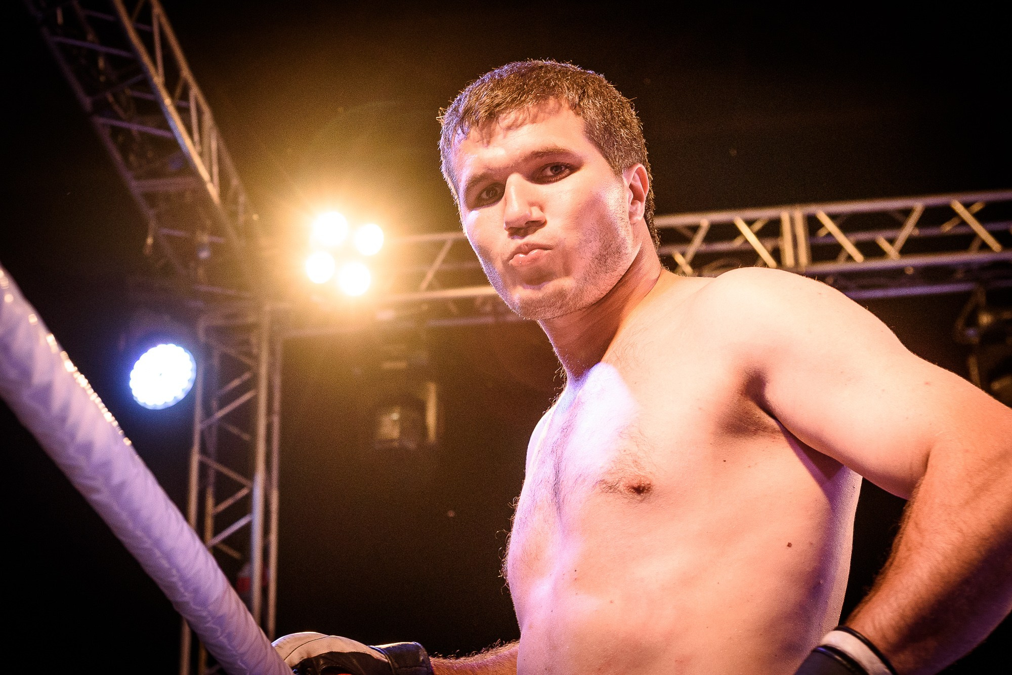 Спортсмен смотрит в камеру в перерыве между раундами