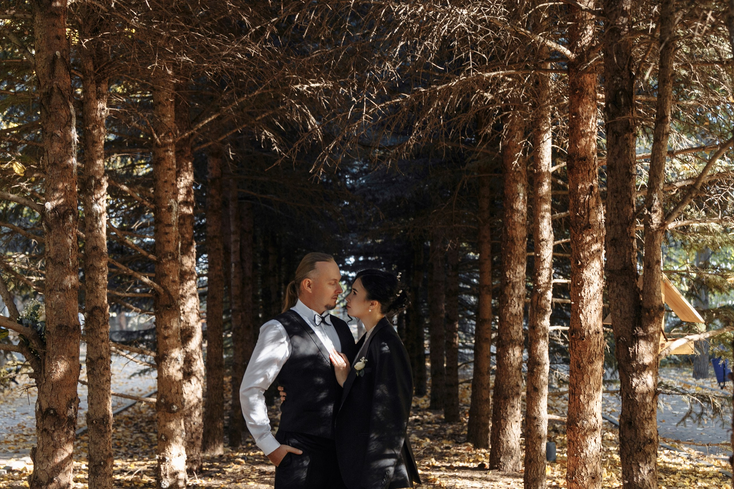 Ксения и Александр: поженились и погуляли в парке санатория Горная поляна. Событийный фотограф Максим Бескоровайновнов