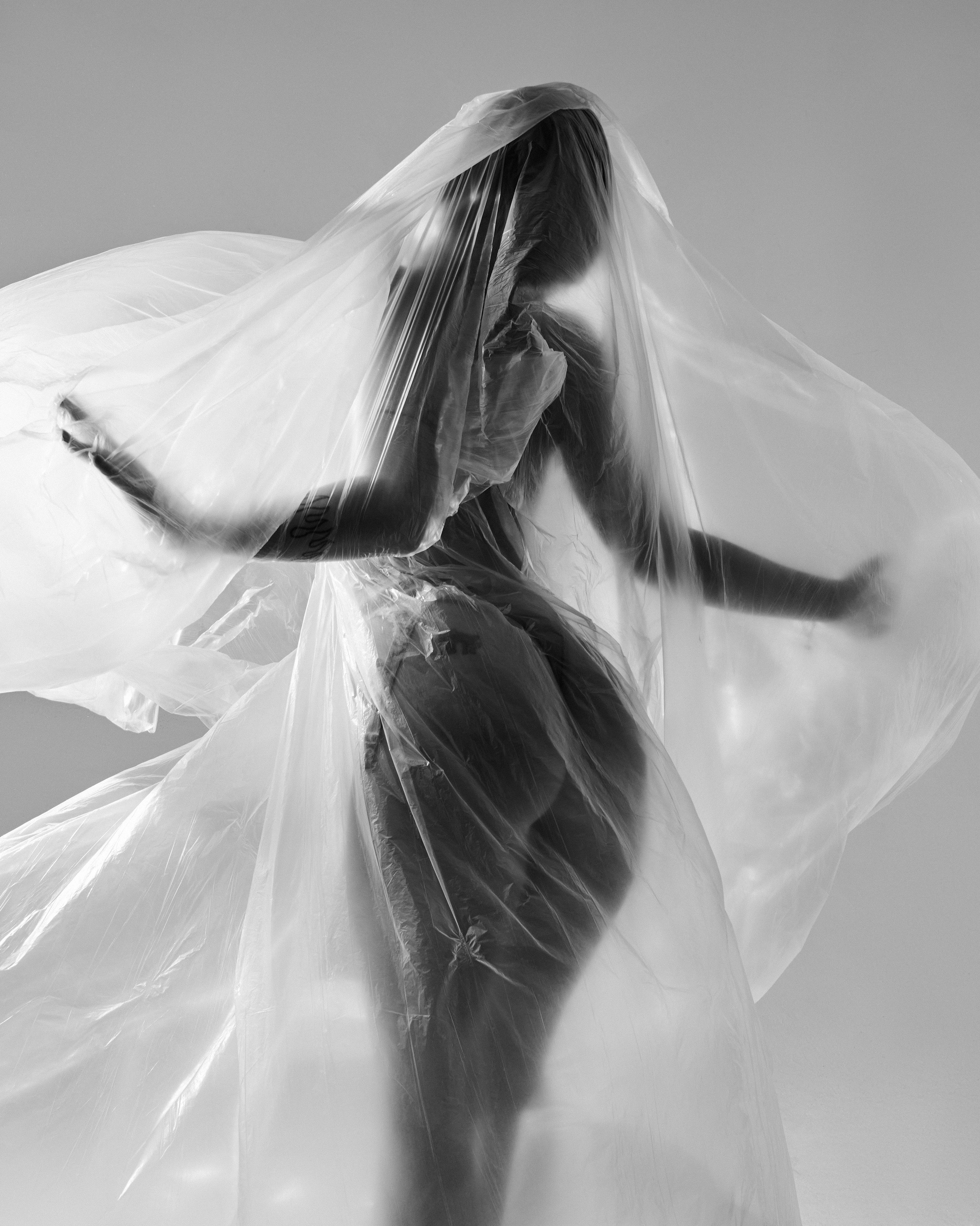 Чёрно белая фотосессия с плёнкой на голое тело