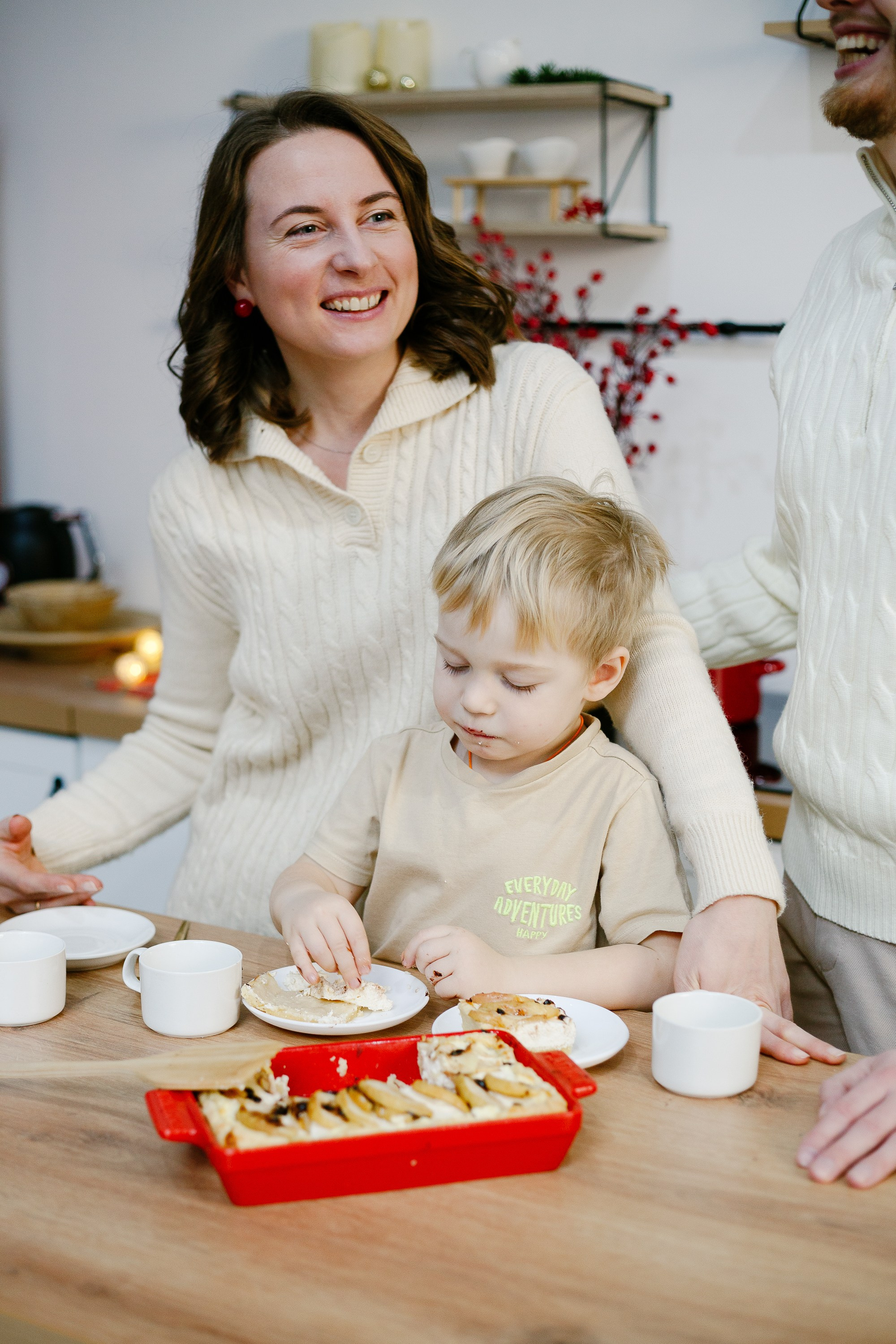 Фотосессия в студии с праздничным интерьером