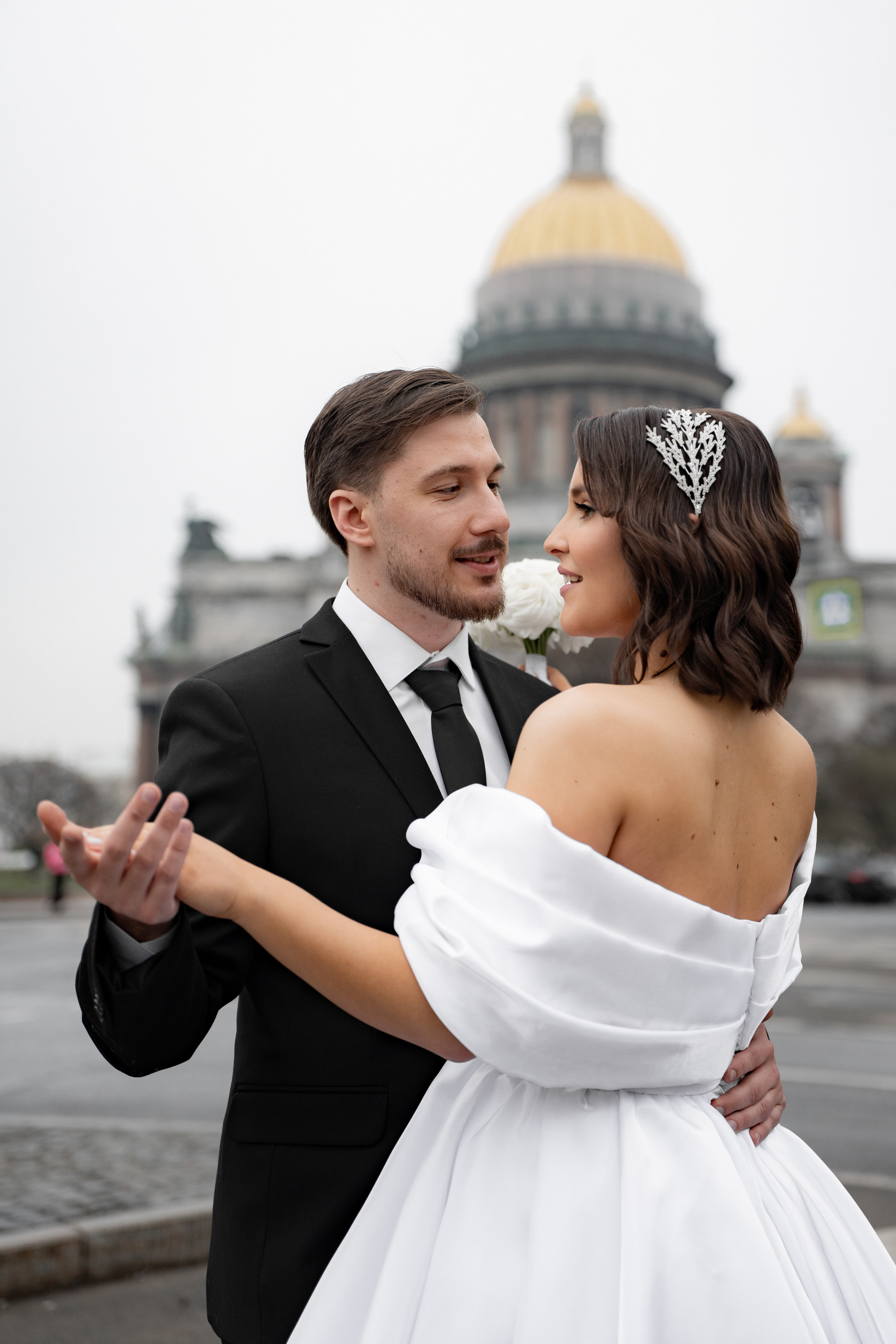 Свадебная фотосессия на Вокзале и рядом с Исаакиевским собором. Свадебный фотограф Александр Невский в Санкт-Петербурге