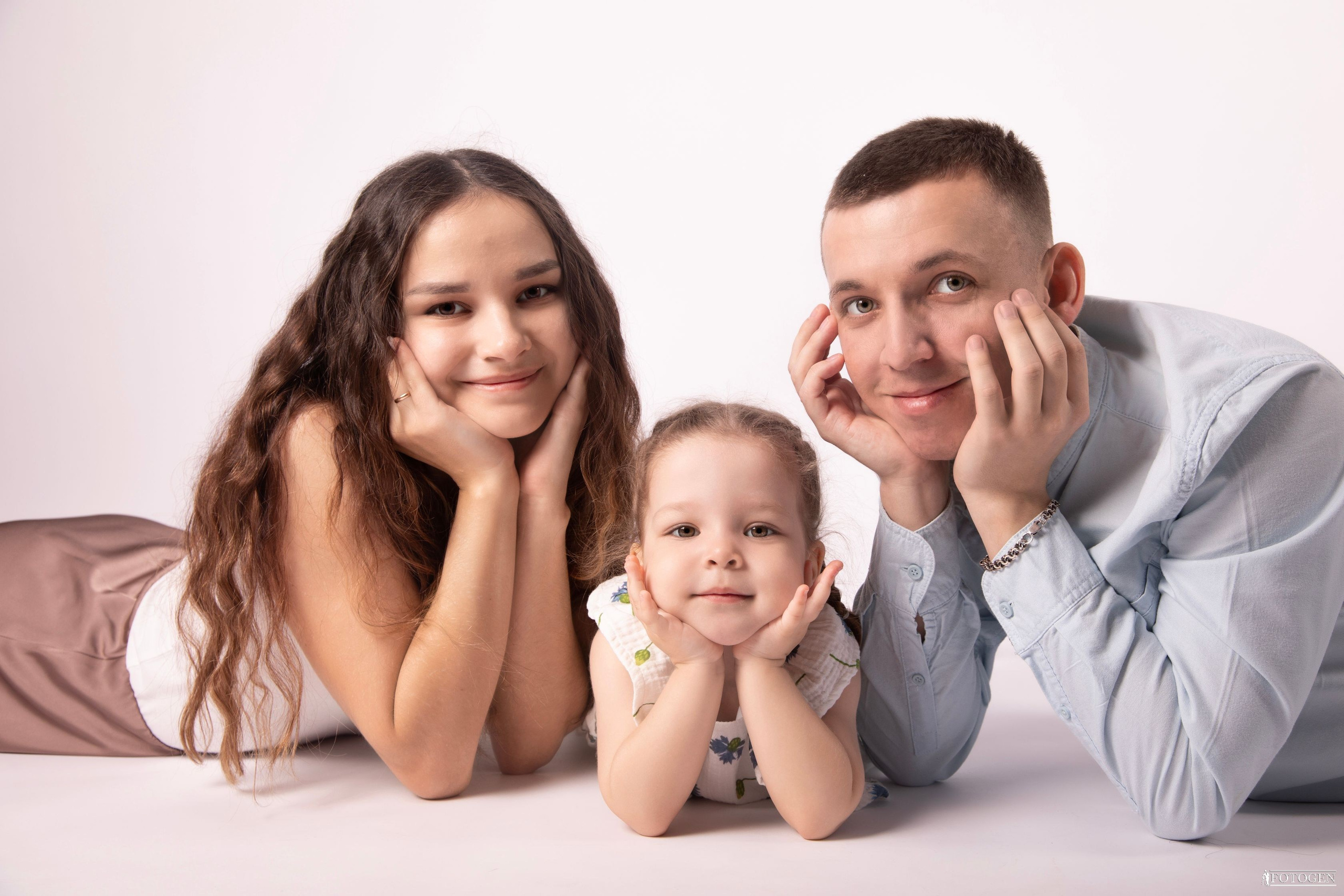 Семейная фотосессия: мама, папа и малыш | Портфолио Fotogen. Интерьерная фотостудия FOTOGEN г. Краснодар