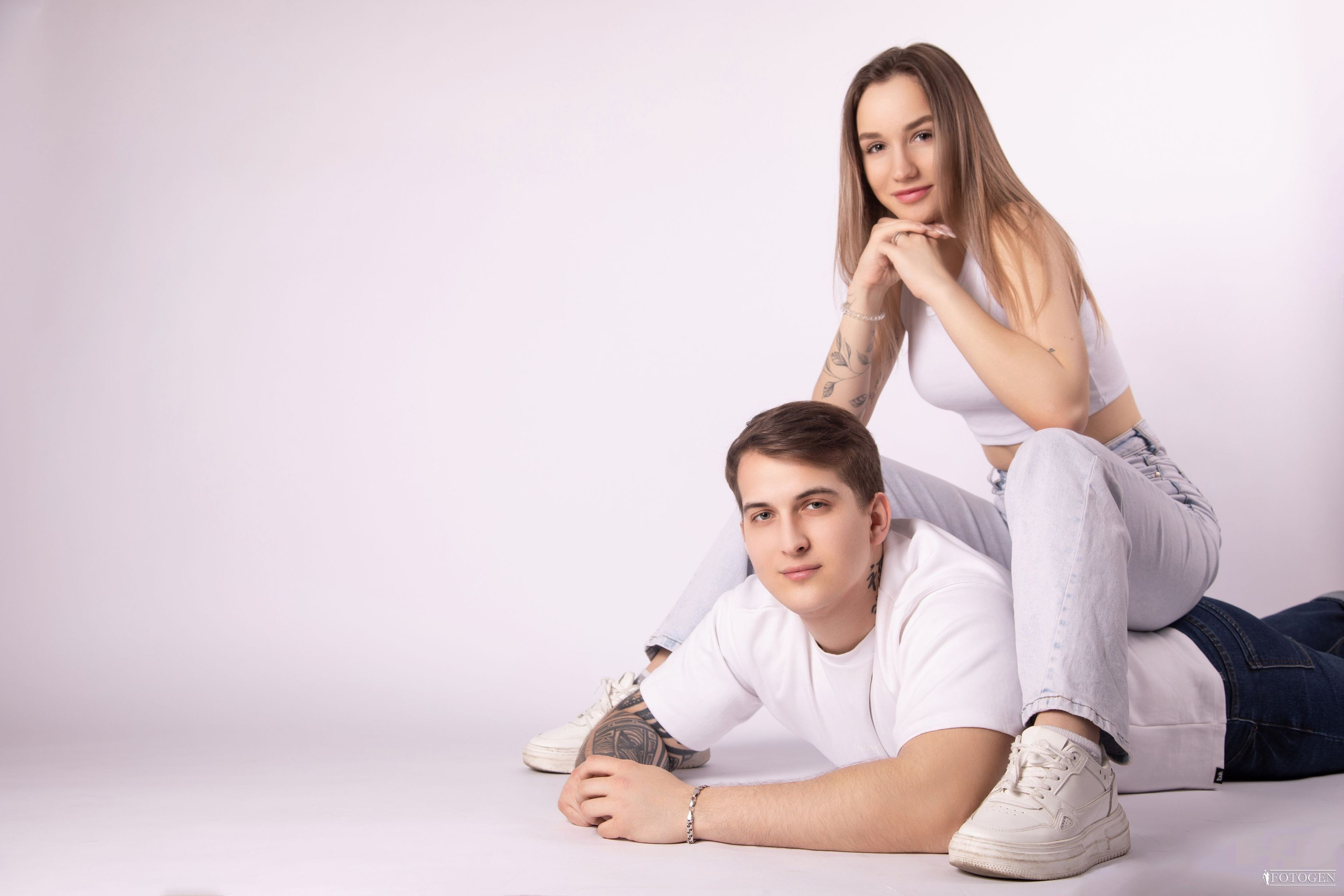 Love story в стиле ню - Тактильные кадры на белом фоне