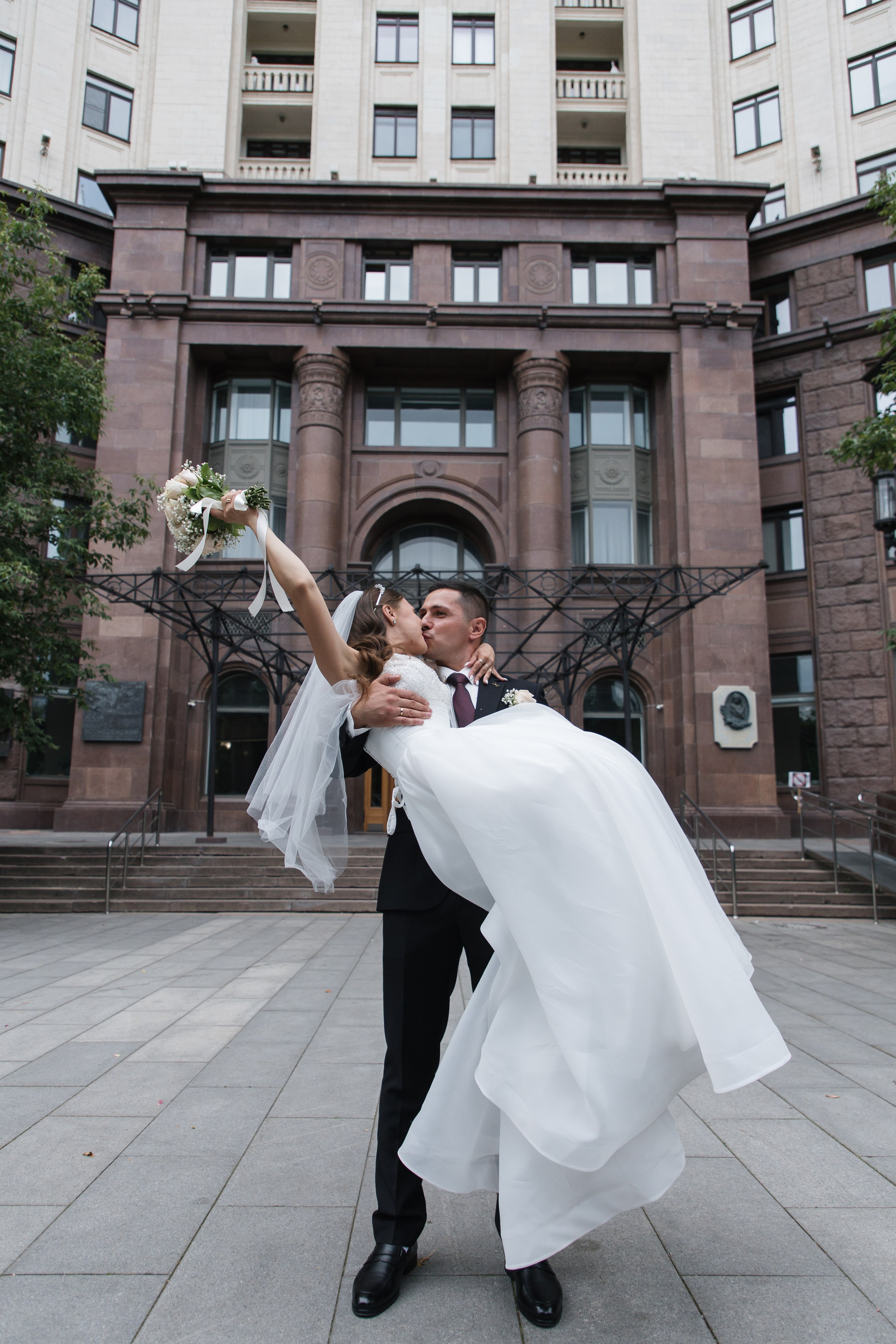 Свадебная фотосессия Высотка на Кательнической набережной. Фотограф Антон Стренковский. Свадебная хроника в Москве