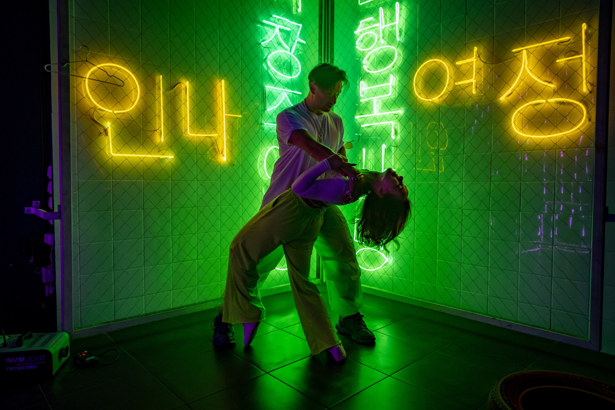 Съёмка в студии. Неон. Любовь Потапова