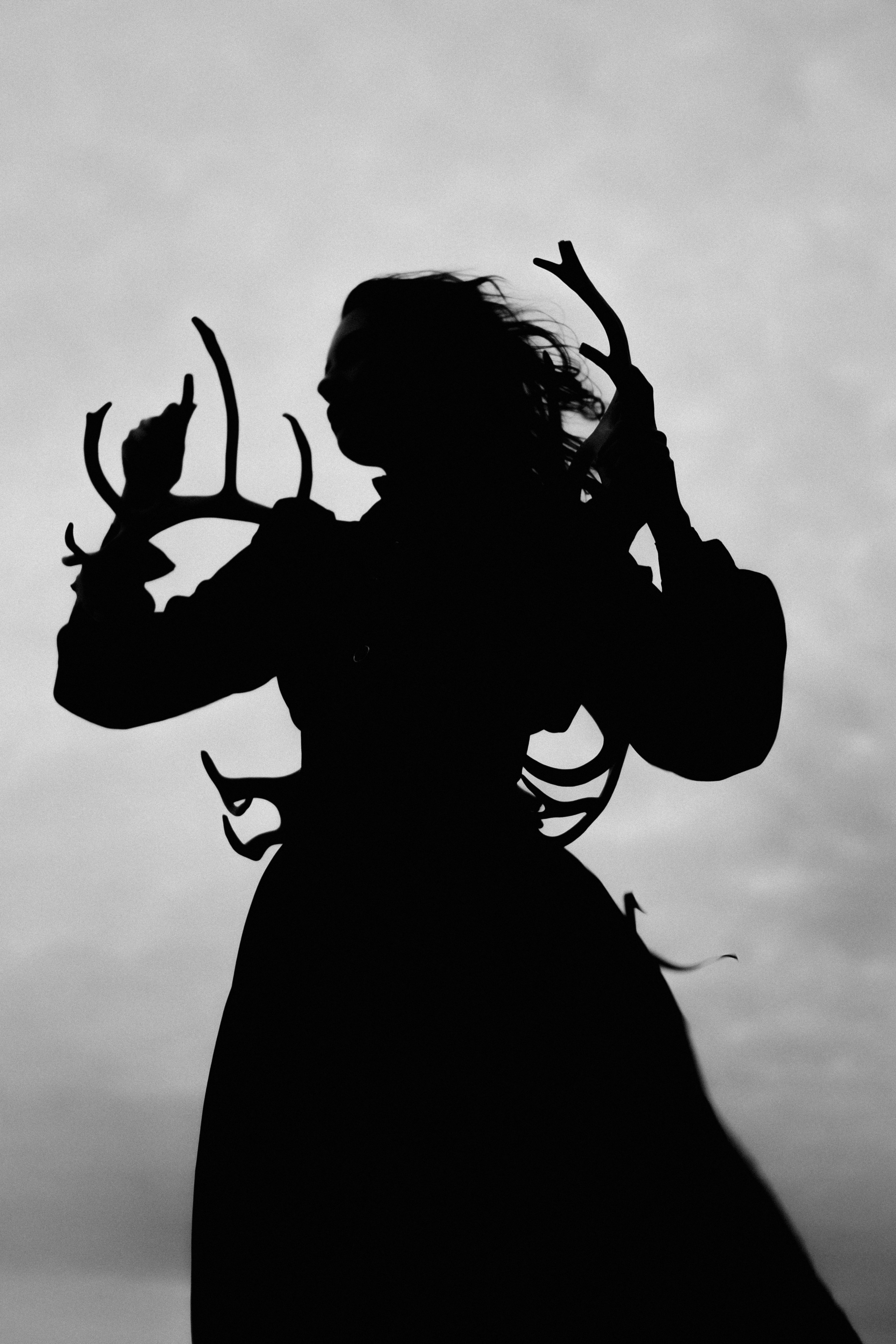 Съёмка у моря с оленьими рогами