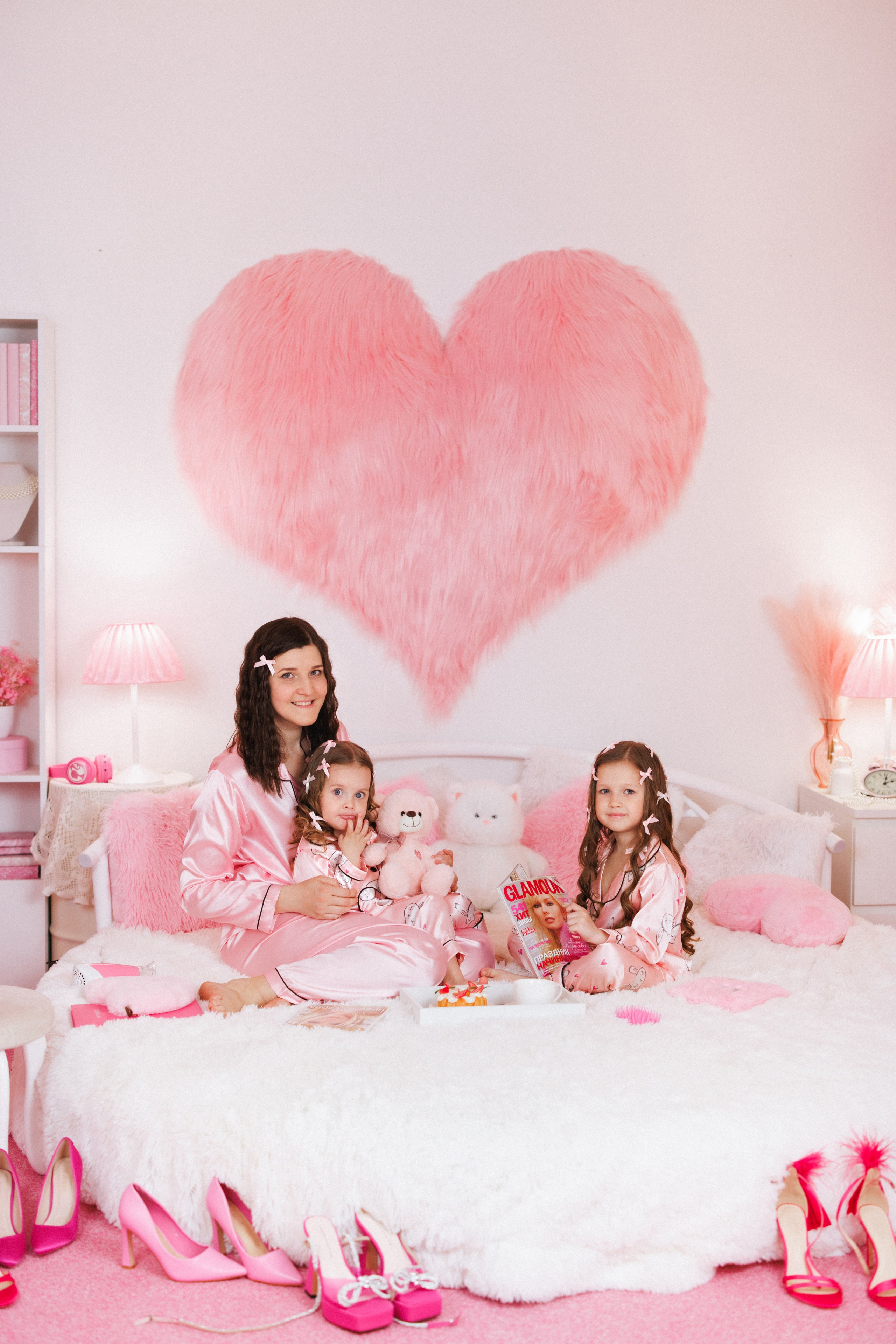 Фотосессия для девочек в интерьере розовой комнаты. Семейный и детский фотограф в Краснодаре Анна Трашкова