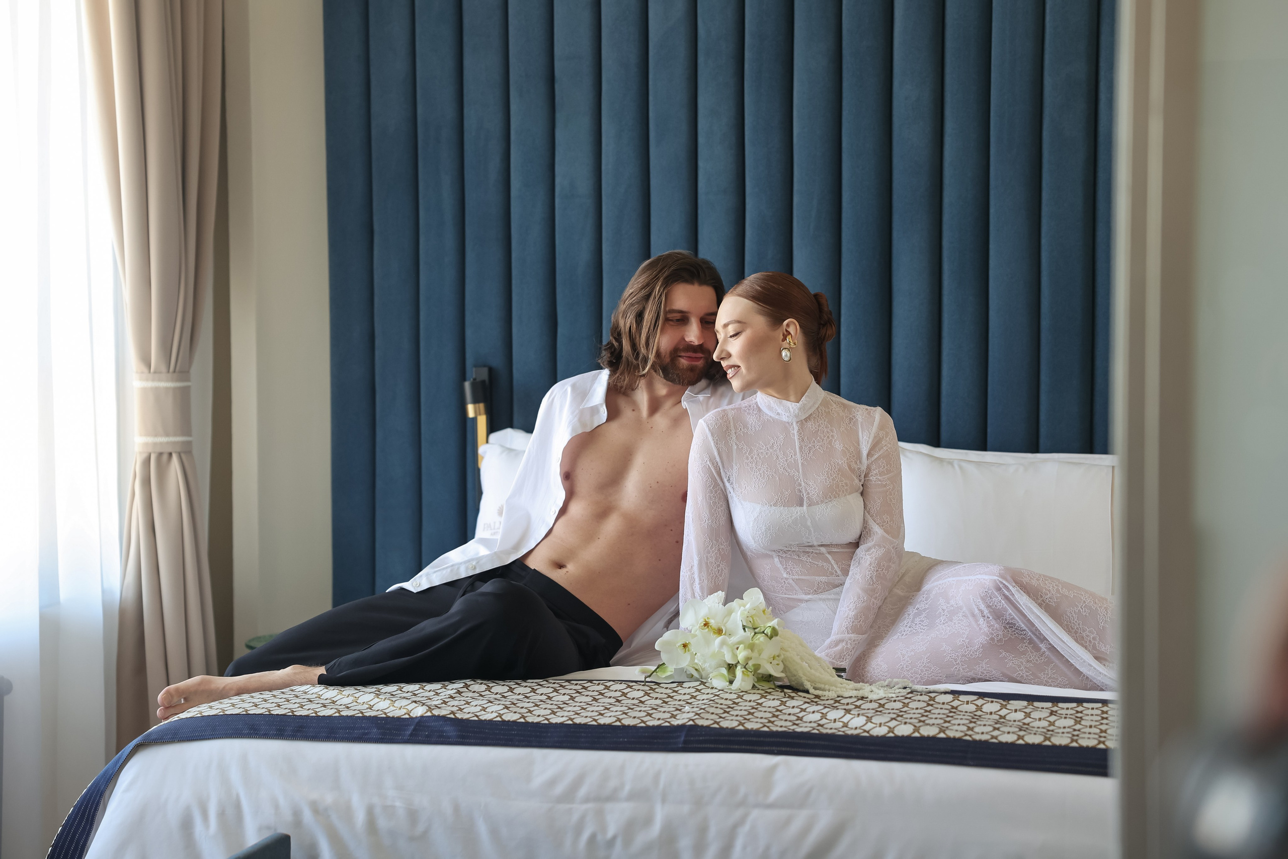 Свадебная фотосессия в Москве: молодожены на фоне Красной площади, фотограф на свадьбу в Москве.  Свадебная фотосессия в Зеленограде: романтический момент пары в парке Победы, заказать свадебную фотосессию.  Свадебная фотосессия в Москве: счастливая пара у Московского Кремля, фотограф на свадьбу в Москве.  Свадебная фотосессия в Зеленограде: невеста в белом платье и жених в костюме на фоне зелени, жених и невеста фотосессия.  Свадебная фотосессия: кольца на фоне цветочной композиции, заказать свадебную фотосессию.  Свадебная фотосессия в Москве на ВДНХ с красивыми архитектурными элементами, фотограф на свадьбу в Москве.  Свадебная фотосессия в Зеленограде: пара, держащаяся за руки на фоне живописного озера, жених и невеста фотосессия.  Свадебная фотосессия в Москве: пара на прогулке по улицам старой Москвы с архитектурными достопримечательностями, фотограф на свадьбу в Москве.  Свадебная фотосессия в гостиничном номере: невеста с букетом цветов на фоне уютного кафе в Зеленограде, заказать свадебную фотосессию.  Свадебная фотосессия в отеле на свадьбу: торжественный момент обмена клятвами на свадебной церемонии в Москве, фотограф на свадьбу в Зеленограде.