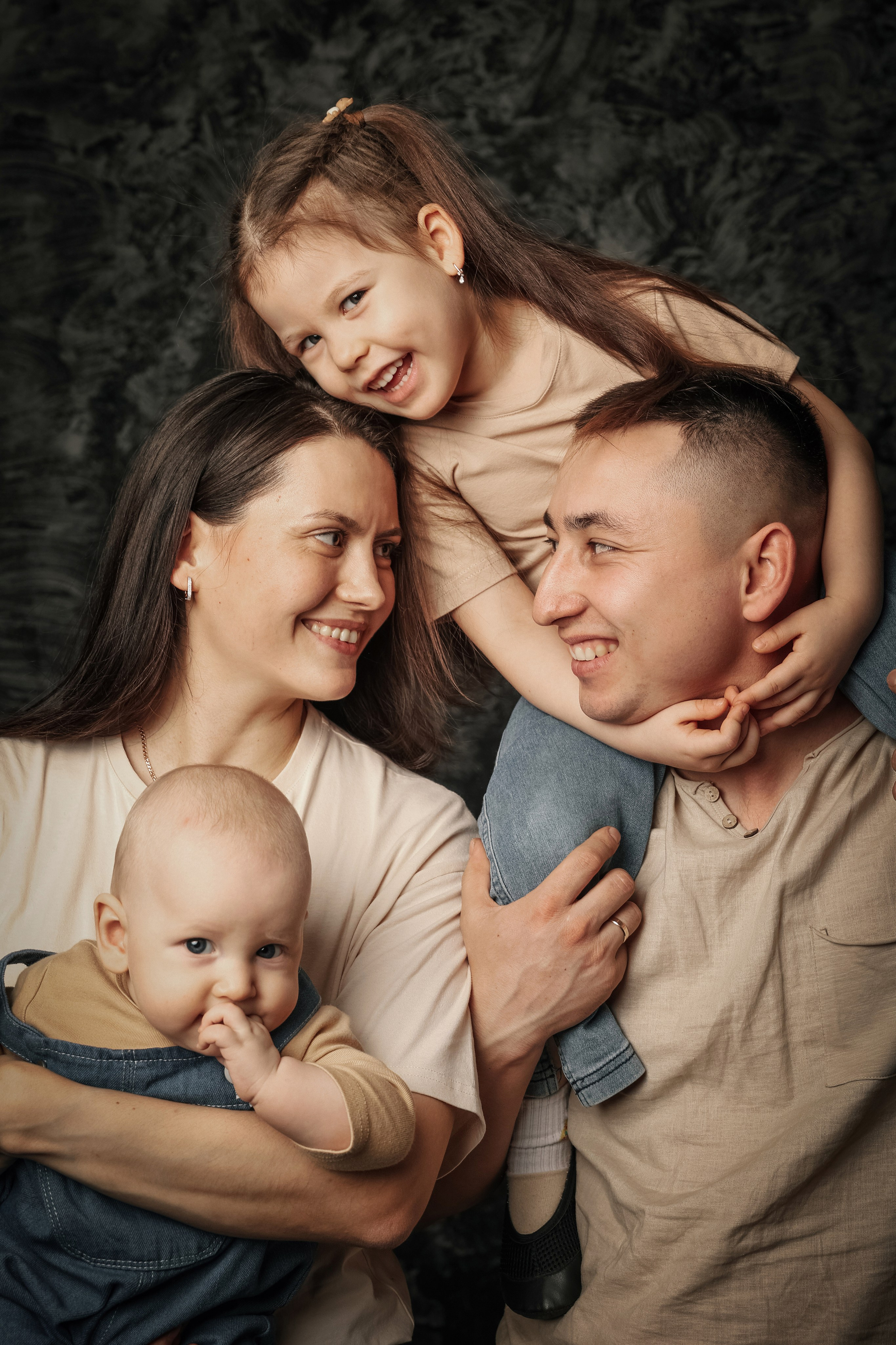 Семейный портрет в Зеленограде, красивый семейный портрет. Фото на документы в Зеленограде. Фото на паспорт. Портретная фотостудия ЛукБук. Деловой портрет. Семейный портрет. Предметная фотосъемка