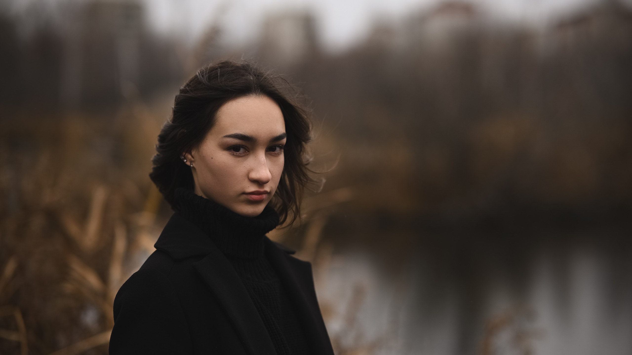 Художественный осенний портрет на природе в Казани с естественным светом и мягкими оттенками сезона