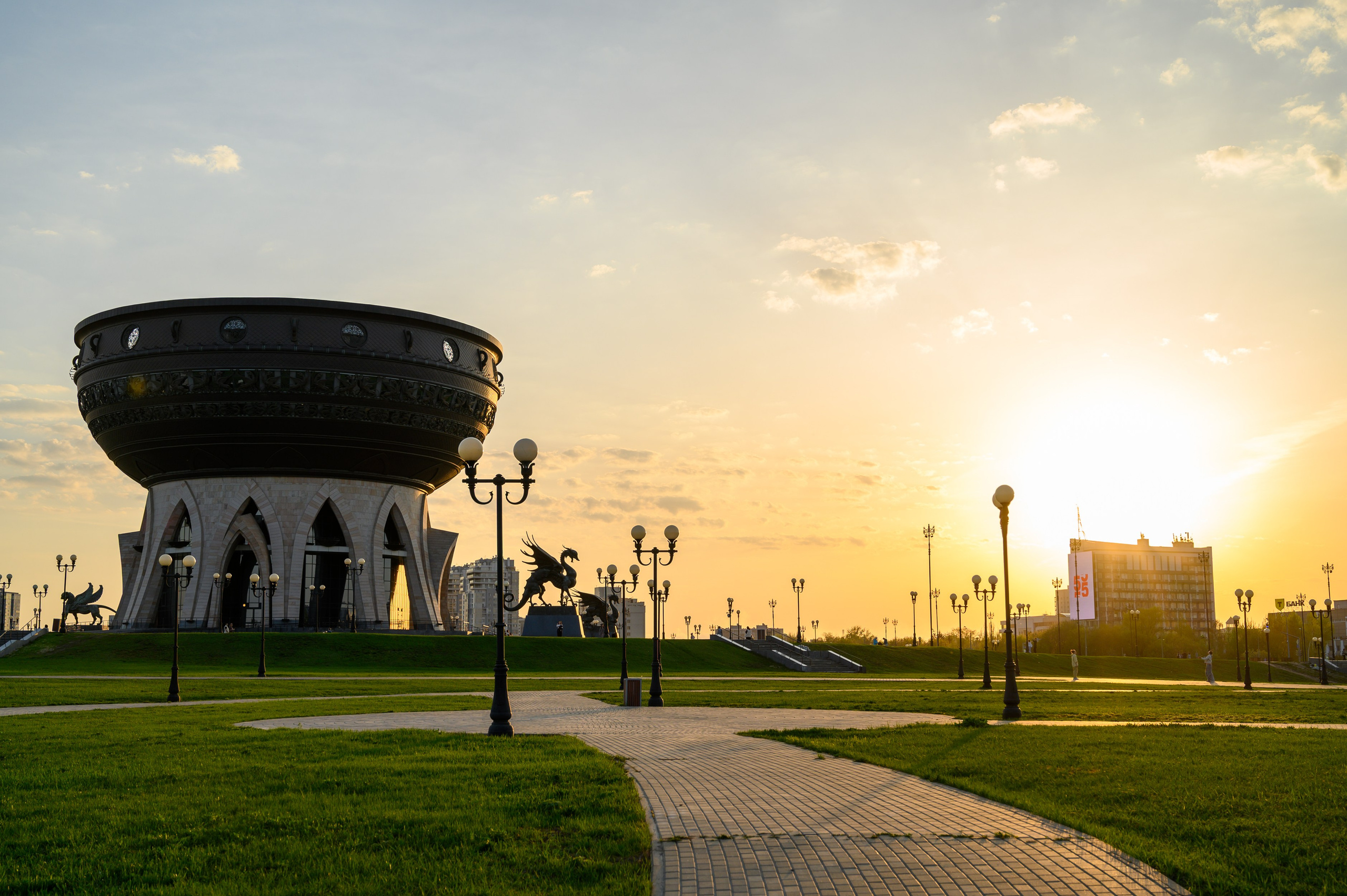 Центр семьи "Казан" в свете заката — красочные оттенки в небе